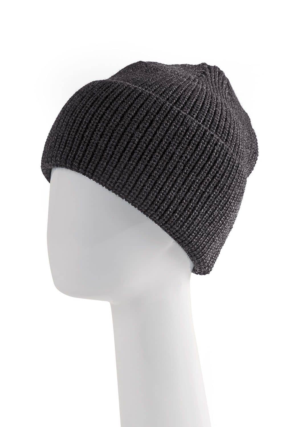 anthrazitgraue Finkhof Wollmütze aus bio Wolle (kbT) auf einem Puppenkopf
