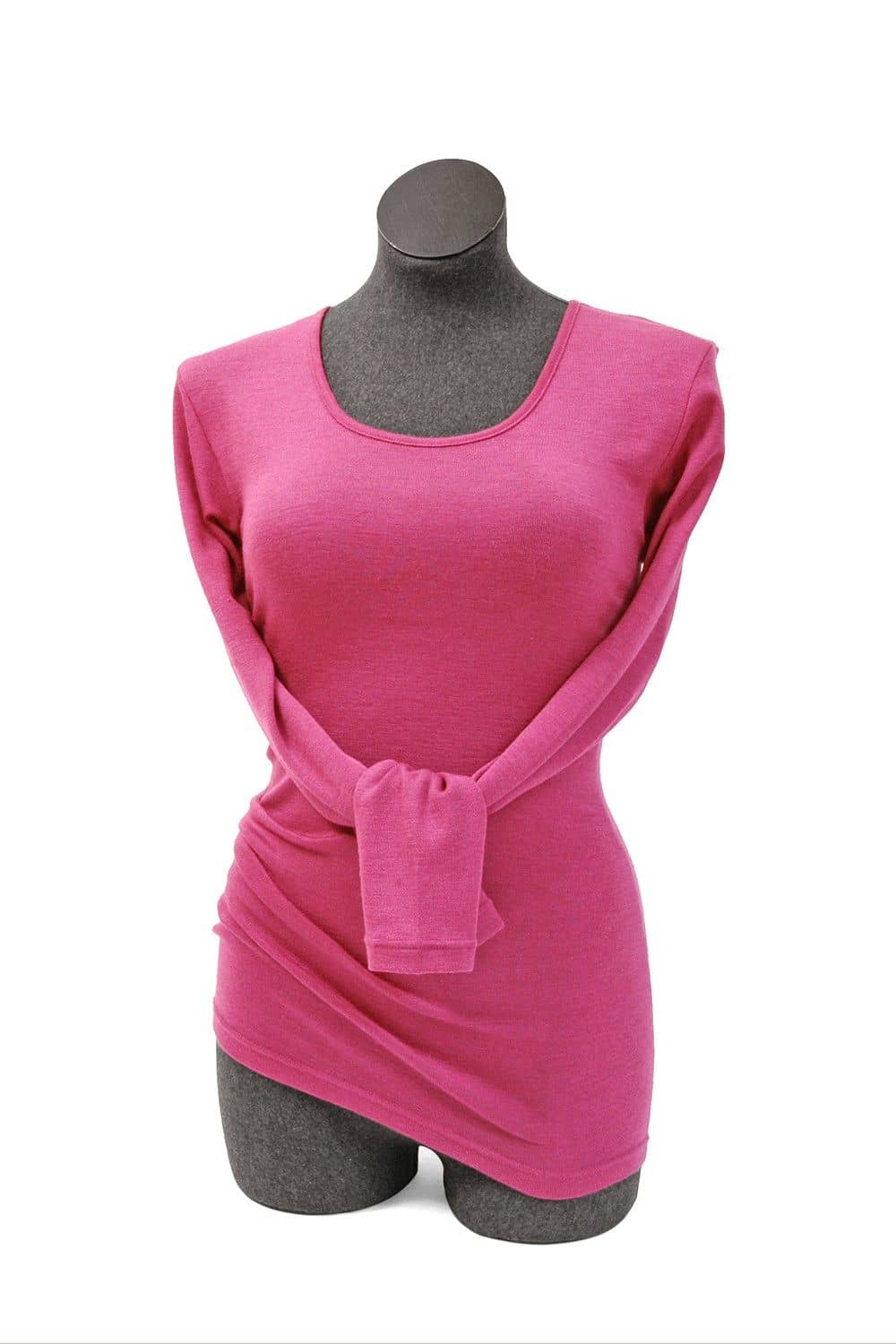 pinkes einfarbiges Langarmshirt aus bio Wolle (kbT) und Seide mit verknoteten Ärmeln an Schneiderpuppe