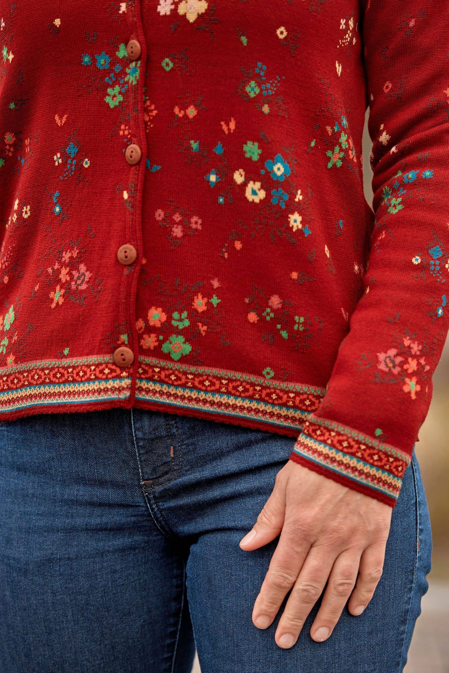 Detailaufnahme der Knöpfe von der rot gemusterten Weste aus bio Merinowolle (kbT) und bio Baumwolle (kbA)