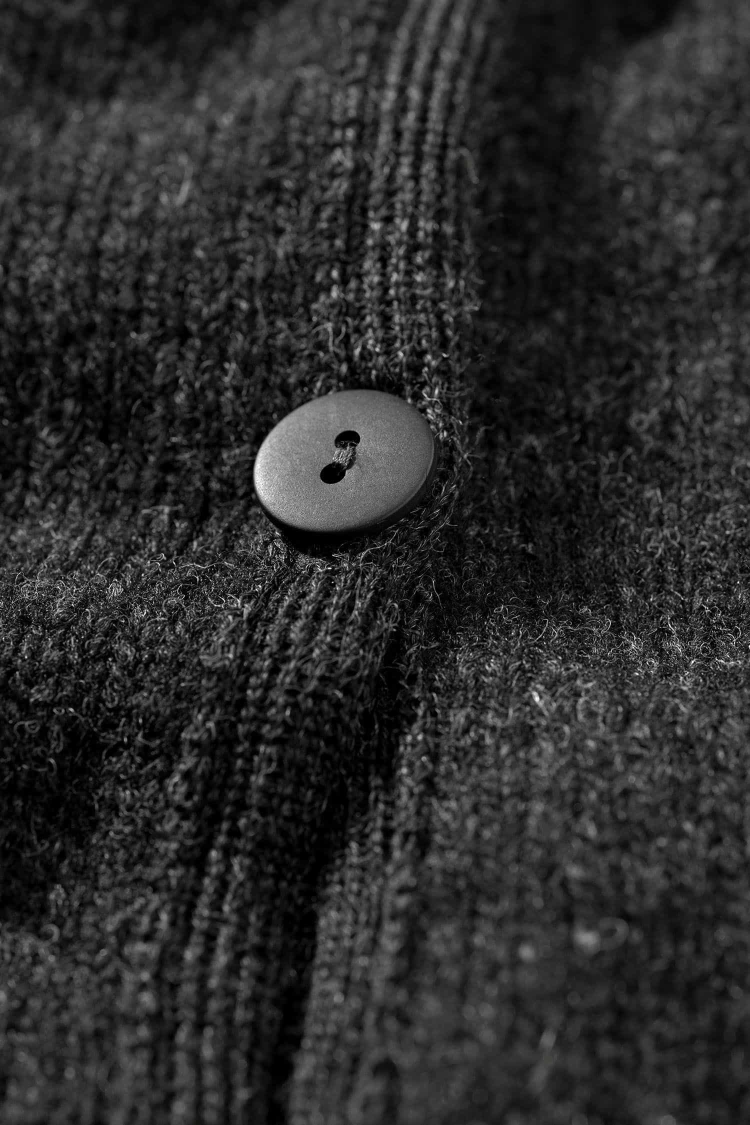 Detailaufnahme der Knöpfe der anthrazitfarbenen feinen Strickweste aus bio Wolle (kbT) vom Finkhof
