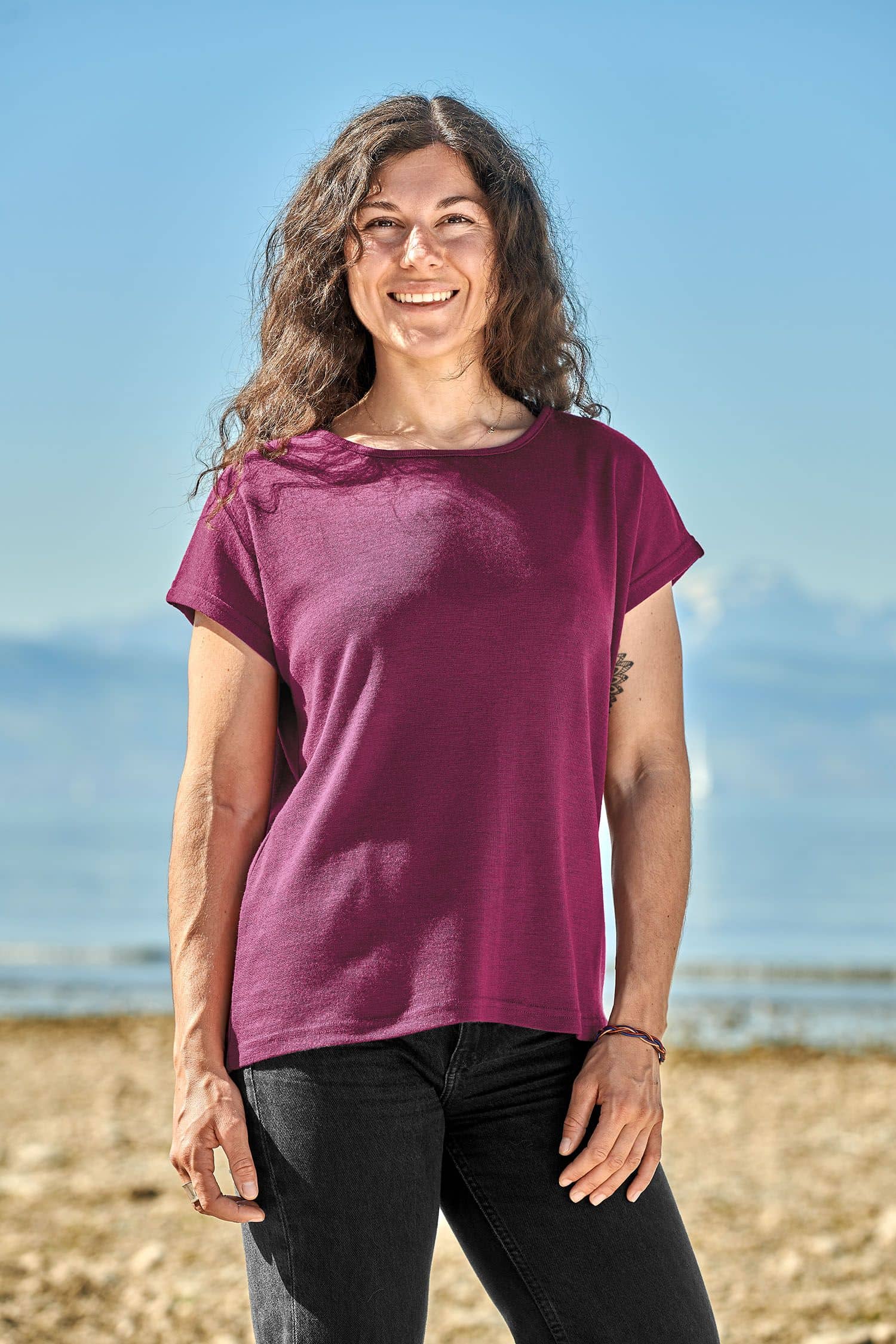 Frau trägt eine lilafarbenes Oversize Shirt aus bio Wolle (kbT) und Seide