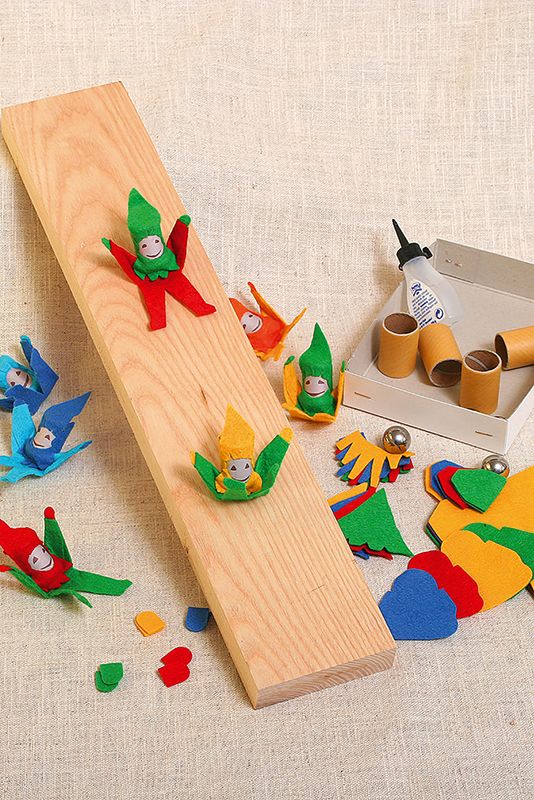 Bastelpackung Purzelzwerge selbstgemachte Purzelzwerge auf Holzrutsche mit Zubehör aus Finkhof Bastelpackung mit bio Wolle (kbT)