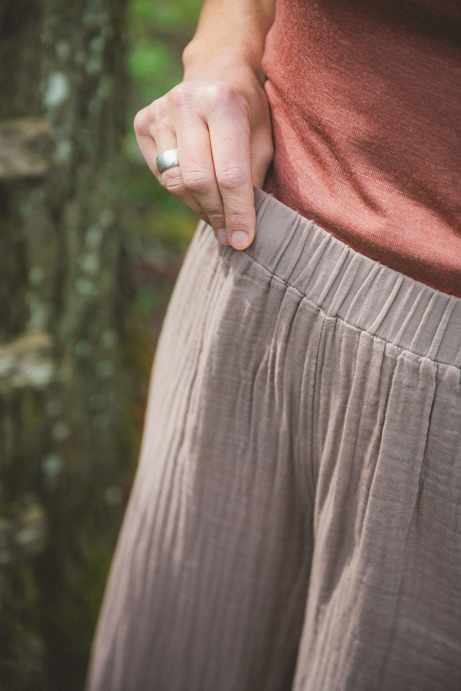 Detailaufnahme des Gummibunds der weiten braunen Hose aus Bio-Baumwoll-Musselin (kbA) vom Finkhof