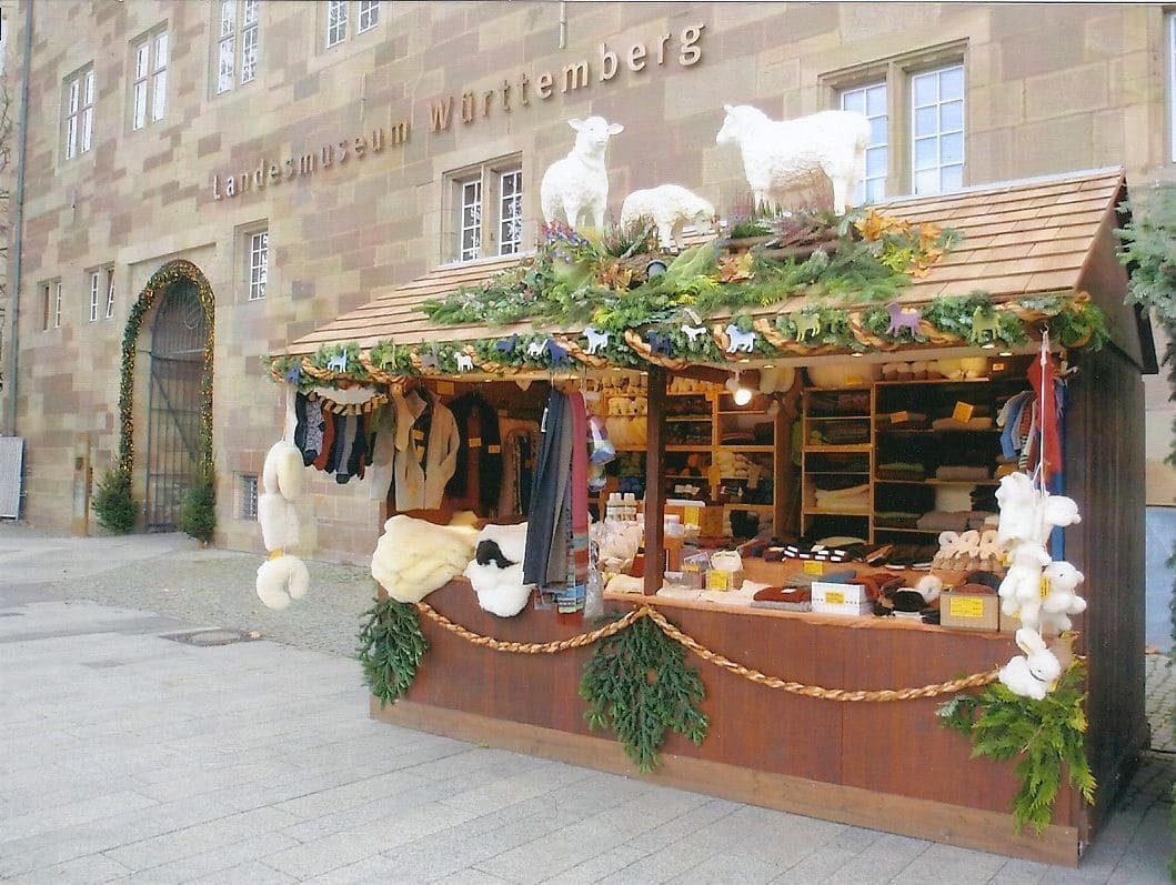 weihnachtlicher Finkhof Marktstand vor dem württembergischen Landesmuseum