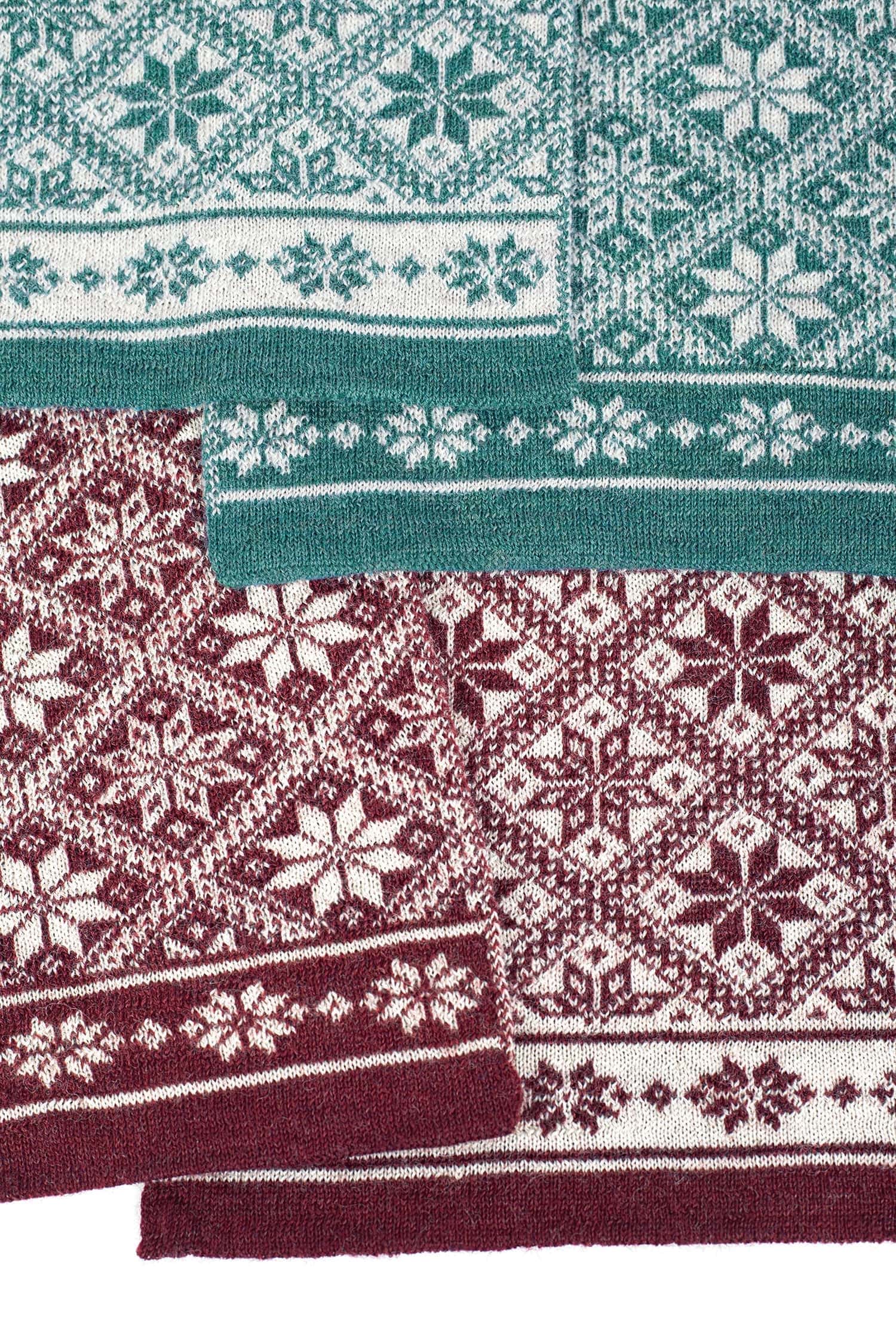 Detailaufnahme vom winterlichem Muster des türkisen und burgunderfarbenen Schals aus bio Wolle (kbT)