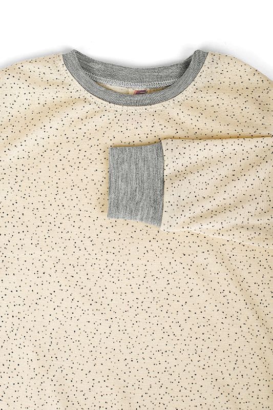 Detailaufnahme der grauen Bündchen vom beige gepunkteten Schlafanzugoberteil aus bio Wolle (kbT) und Seide