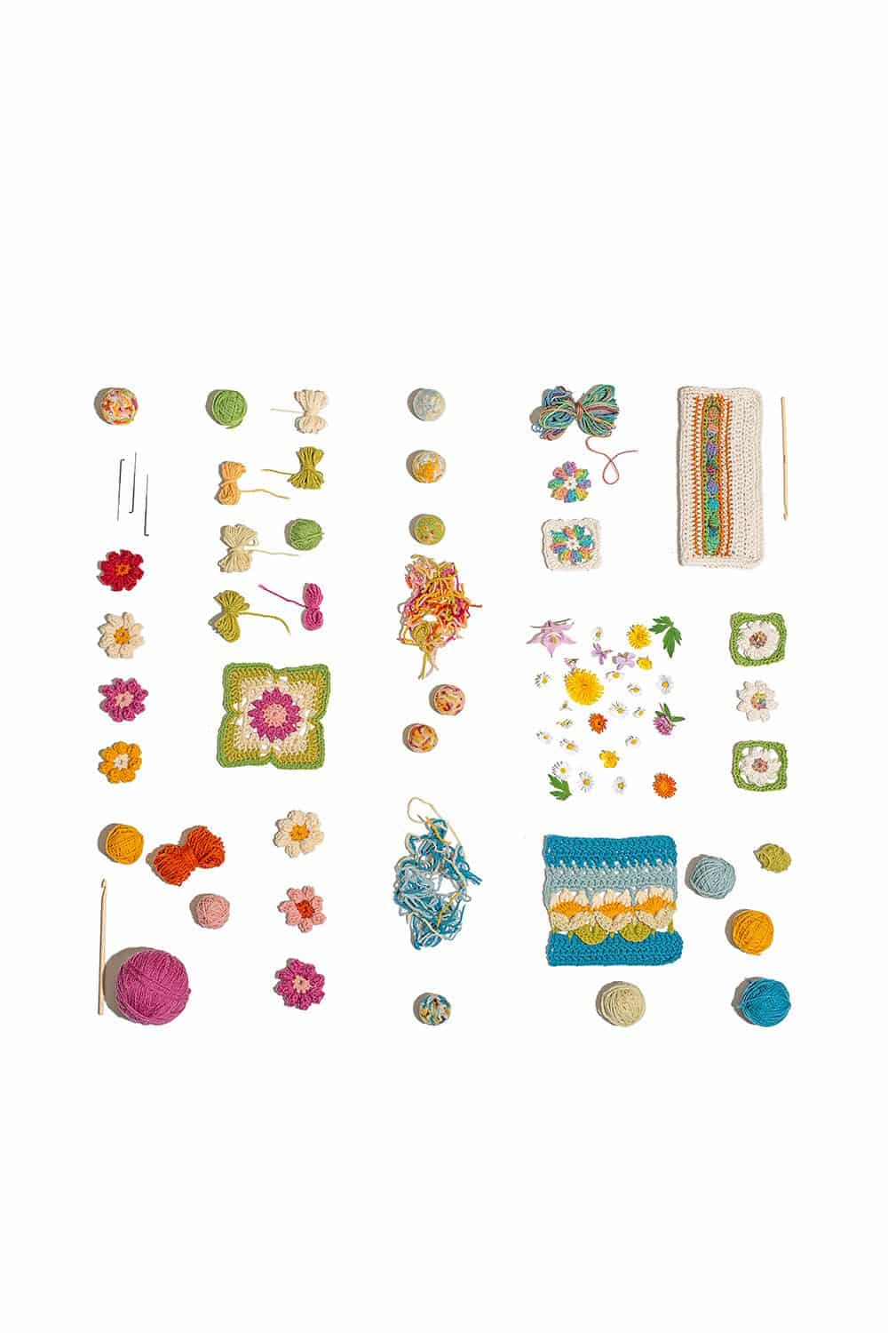 auf weißem Untergrund liegen Sachen die für die Wunderfilzkugeln benötigt werden