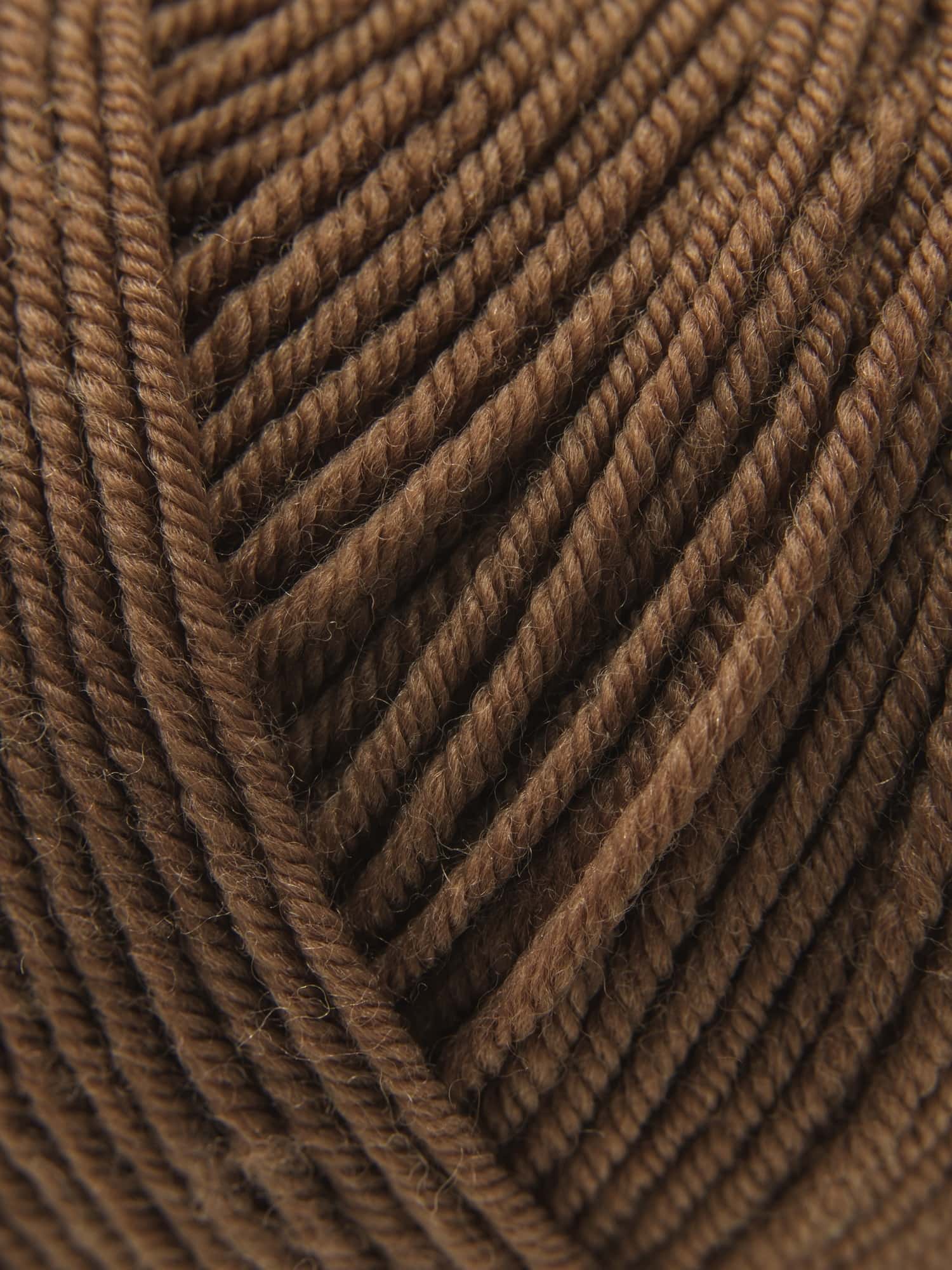 Nahaufnahme der Struktur der braunen Merinowolle weich und warm vom Finkhof aus Bio-Wolle
