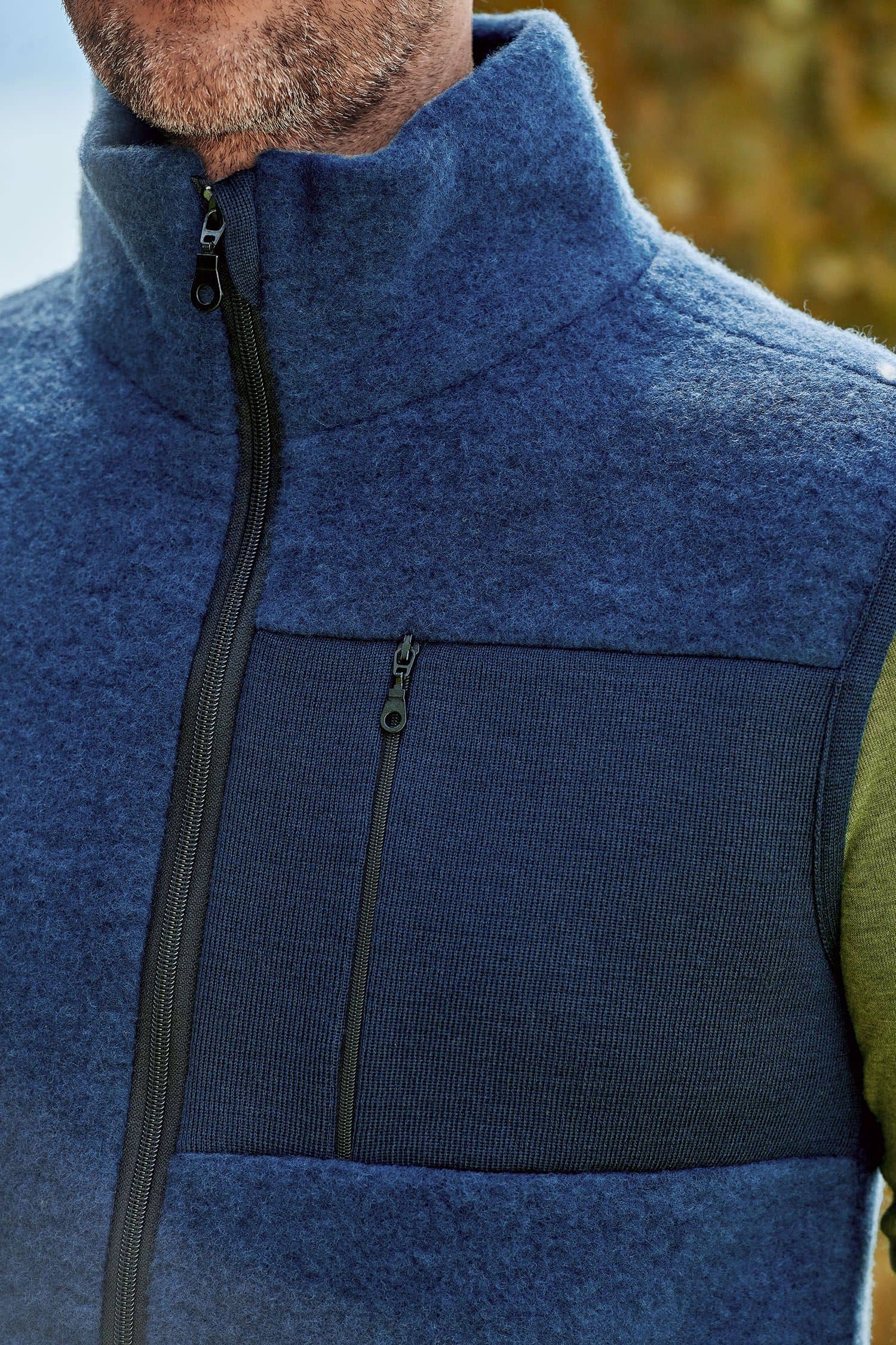 Detailaufnahme der Brusttasche der marineblauen Wollfleece Weste aus bio Merinowolle (kbT) vom Finkhof