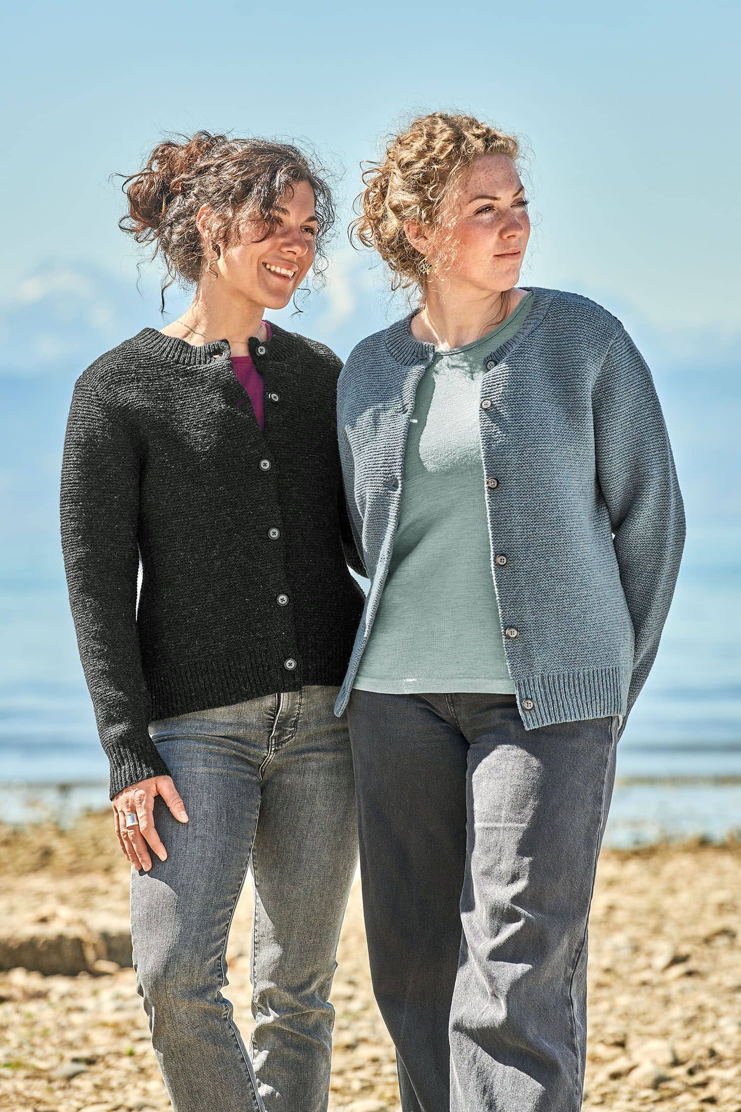 Finkhof-Damenstrickjacke Frau tragen Strickjacken vom Finkhof aus bio Merinowolle (kbT)