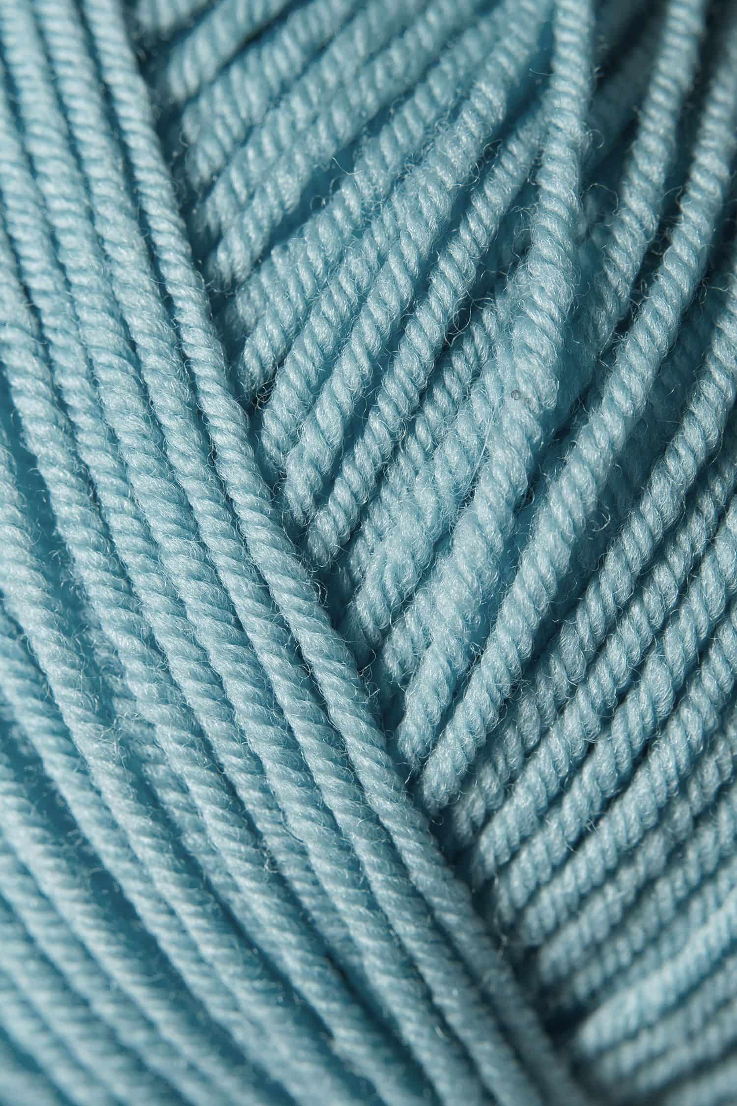 Nahaufnahme von Finkhof Merinowolle Weich&Warm in hellblau aus bio Wolle (kbT)