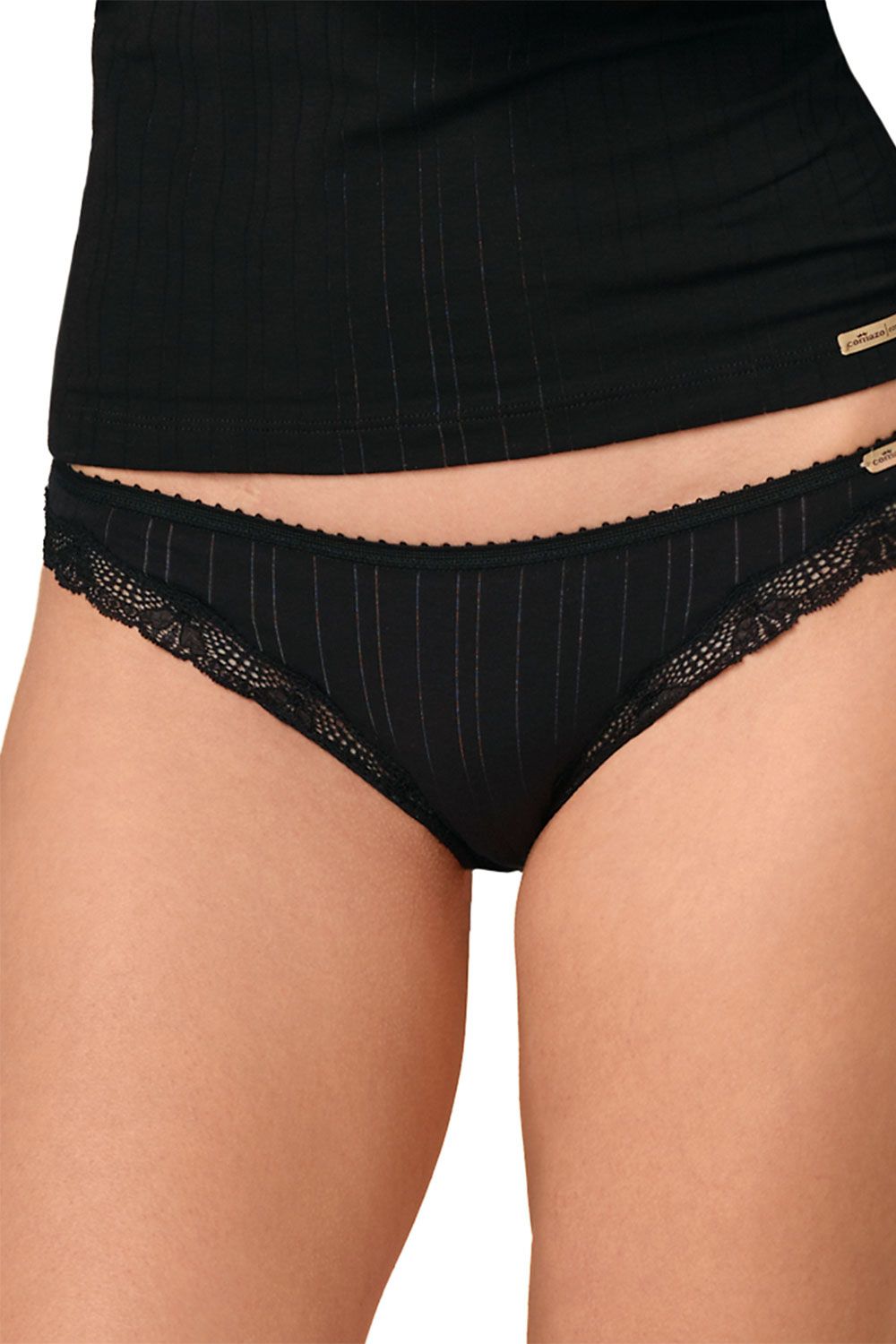 Nahaufnahme von Frau die schwarzes Spitzentop und schwarzer Spitzenslip aus bio Baumwolle (kbA) und Elasthan trägt