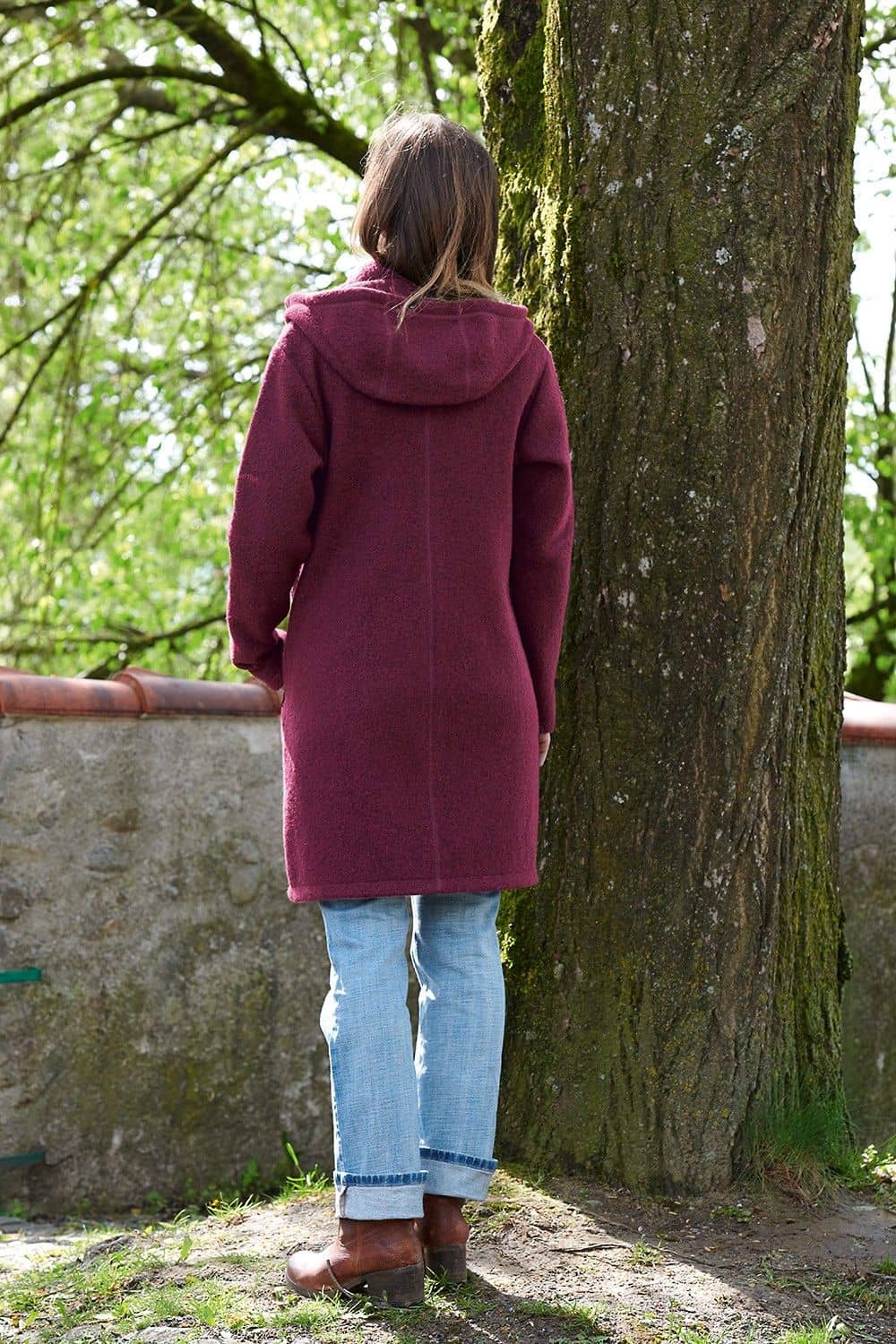 Frau trägt Jeans und einen gewalkten Wollmantel in lila