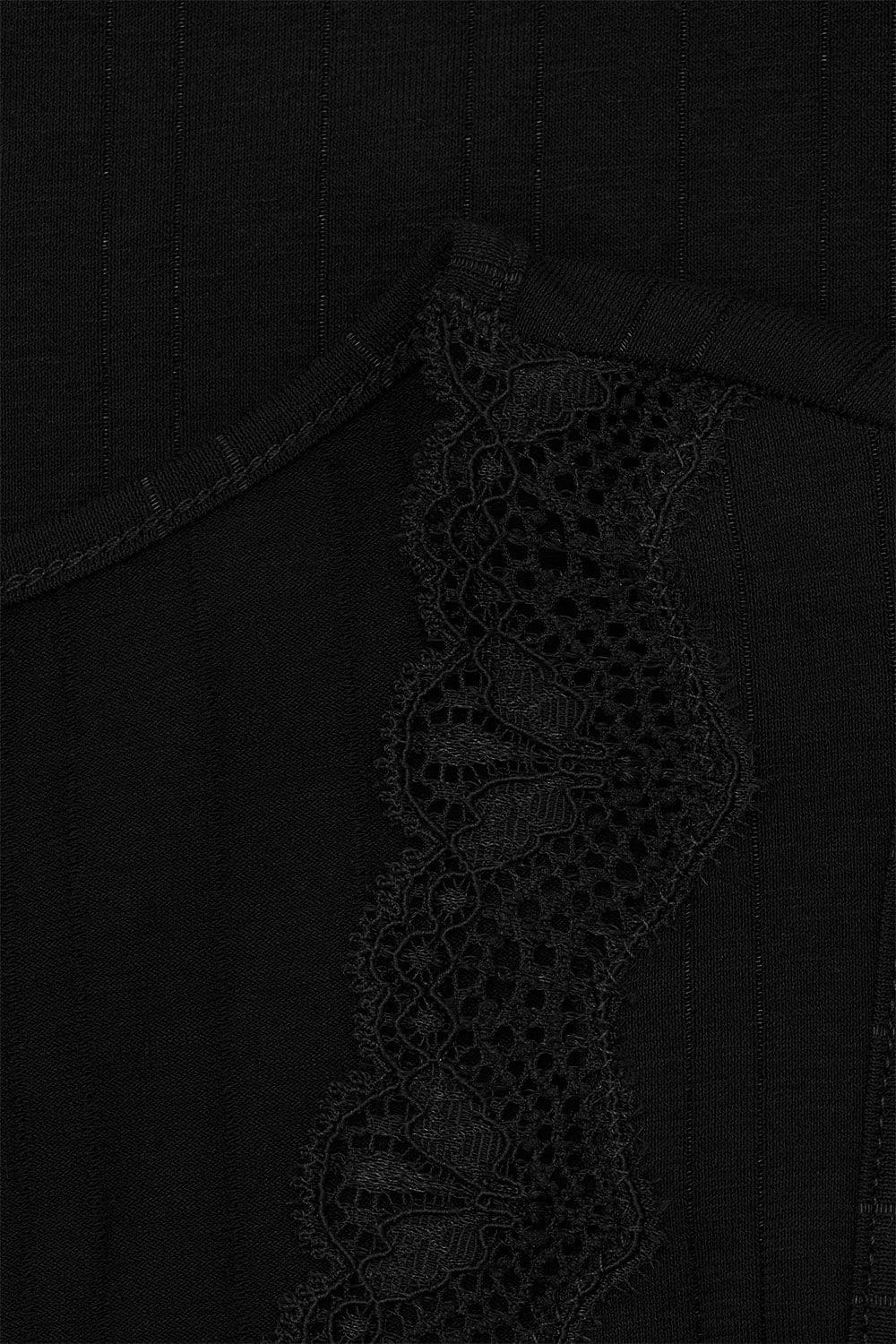 Detailftoto der Spitze von schwarzem Achselhemd mit Spitze aus bio Baumwolle (kbA) und Elasthan