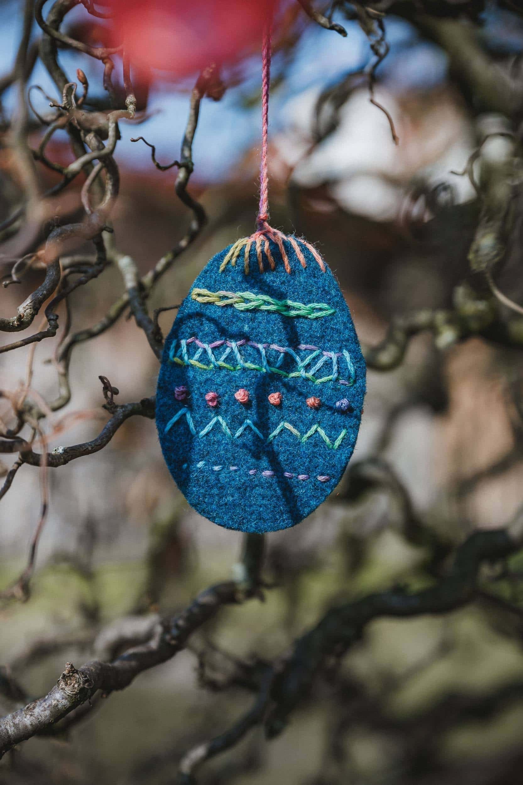 buntes Filzosterei als Osterdeko an einem Ast