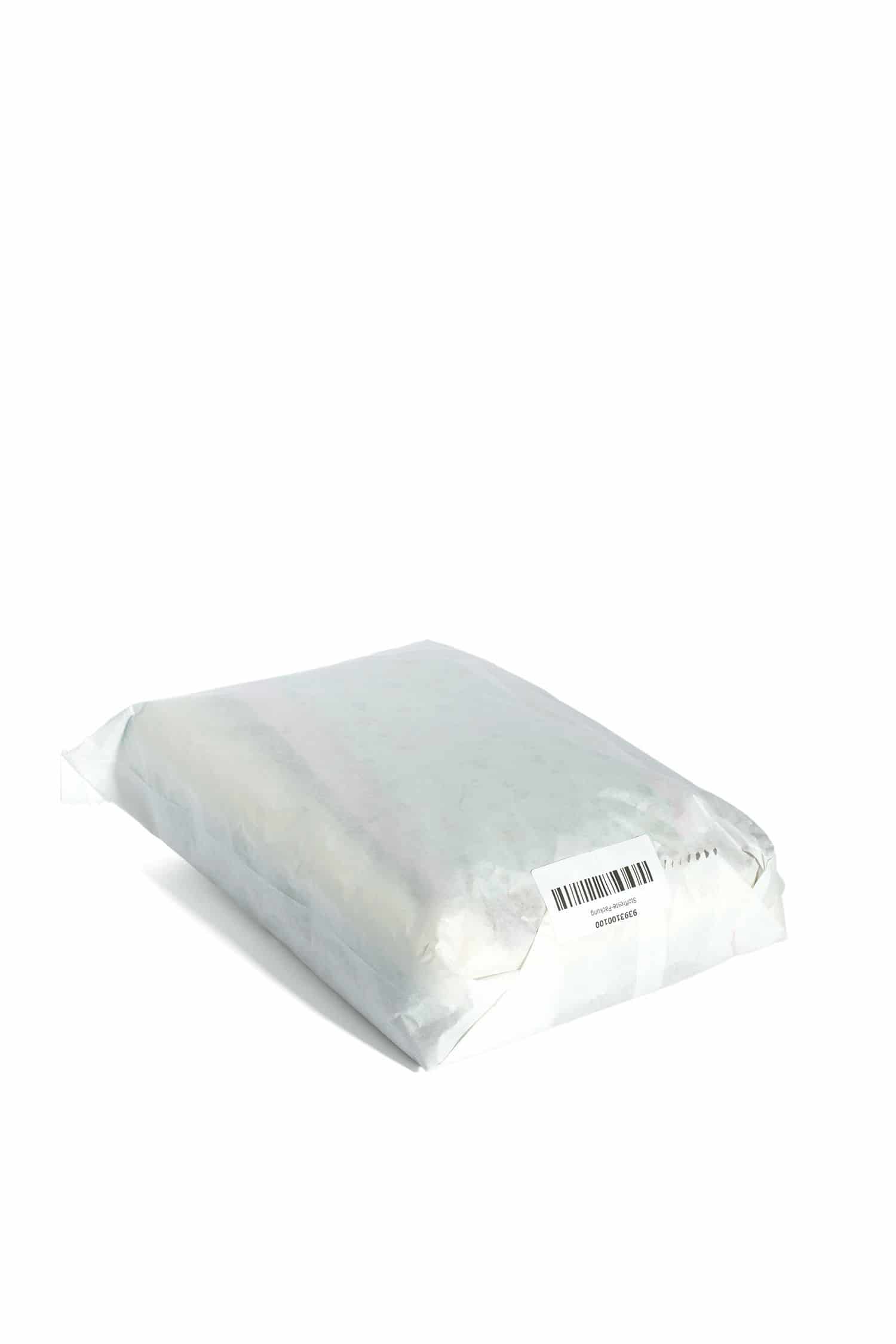 weiße geschlossene Papiertüte mit Stoffresten, Freisteller