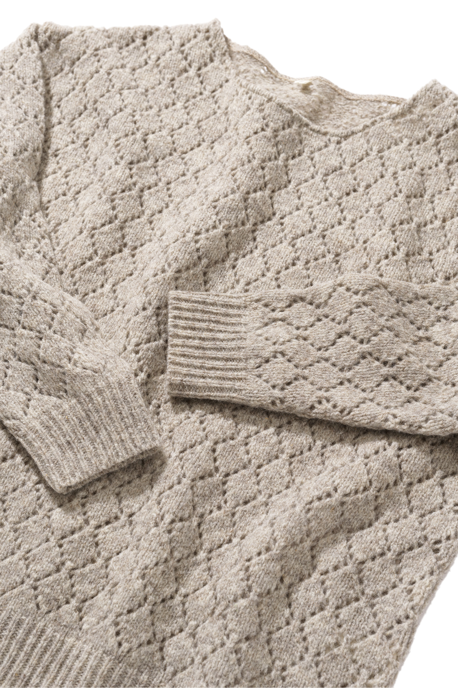 Nahaufnahme des grauen ungefärbten Strickpullover mit Ajourmuster aus Bio-Wolle vom Finkhof