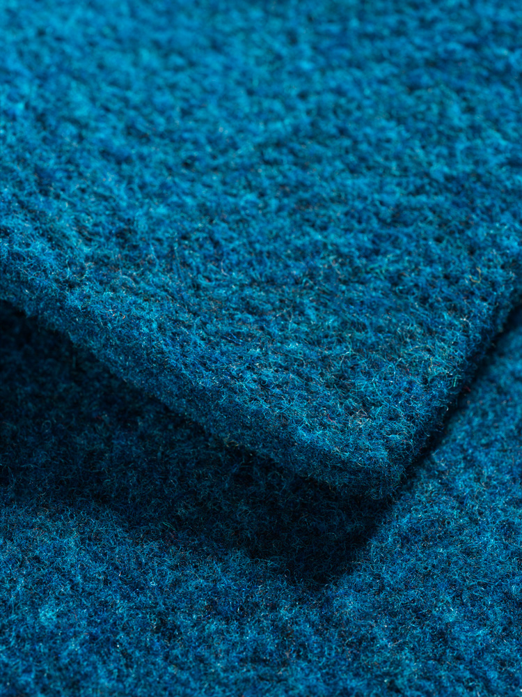 Nahaufnahme von blauem Nadelfilz aus bio Wolle (kbA) vom Finkhof