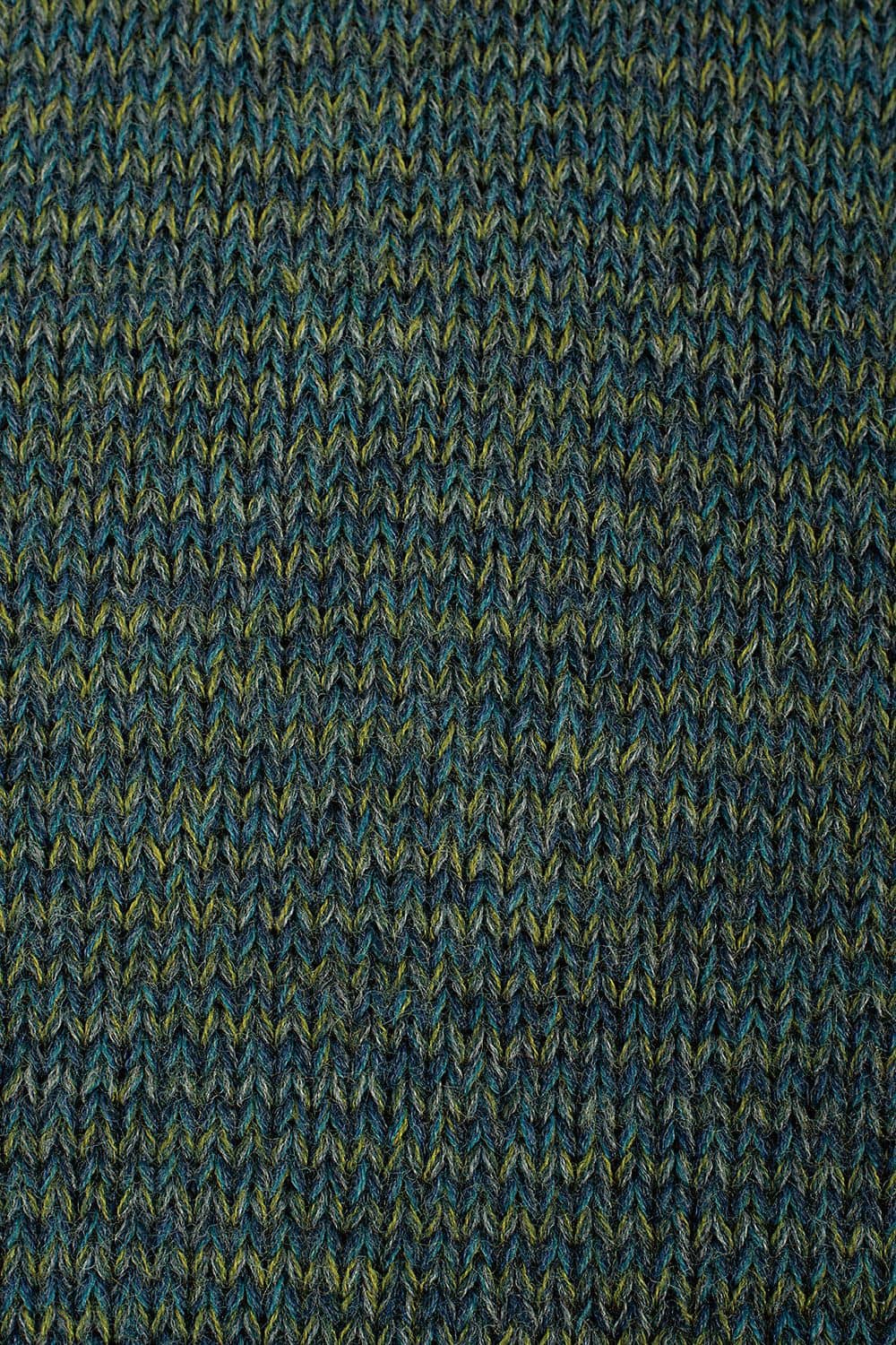 Detailfoto vom Strickmuster des blau/grünmelierten Pullunder aus bio Wolle (kbT)