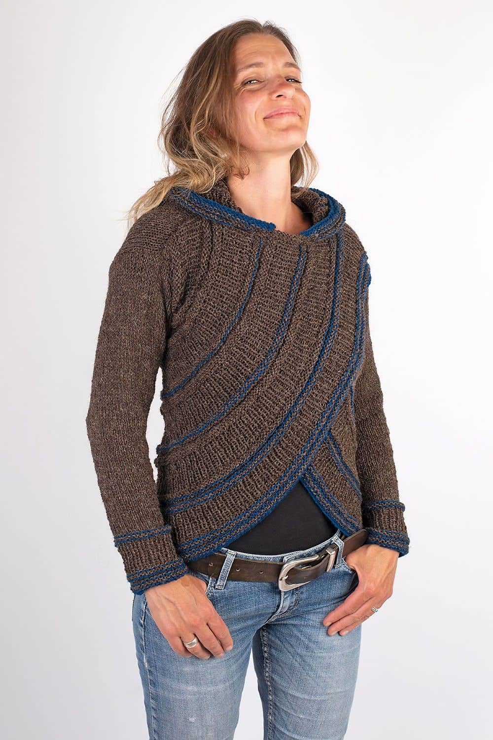Frau trägt selbstgestrickter Pulli in blau/graubraun als Beispiel für das Buch ,,Hoodies stricken"