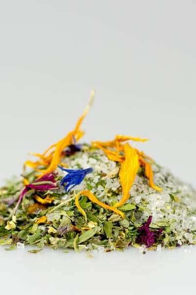 Nahaufnahme von Bergkräutersalz auf weißem Untergrund