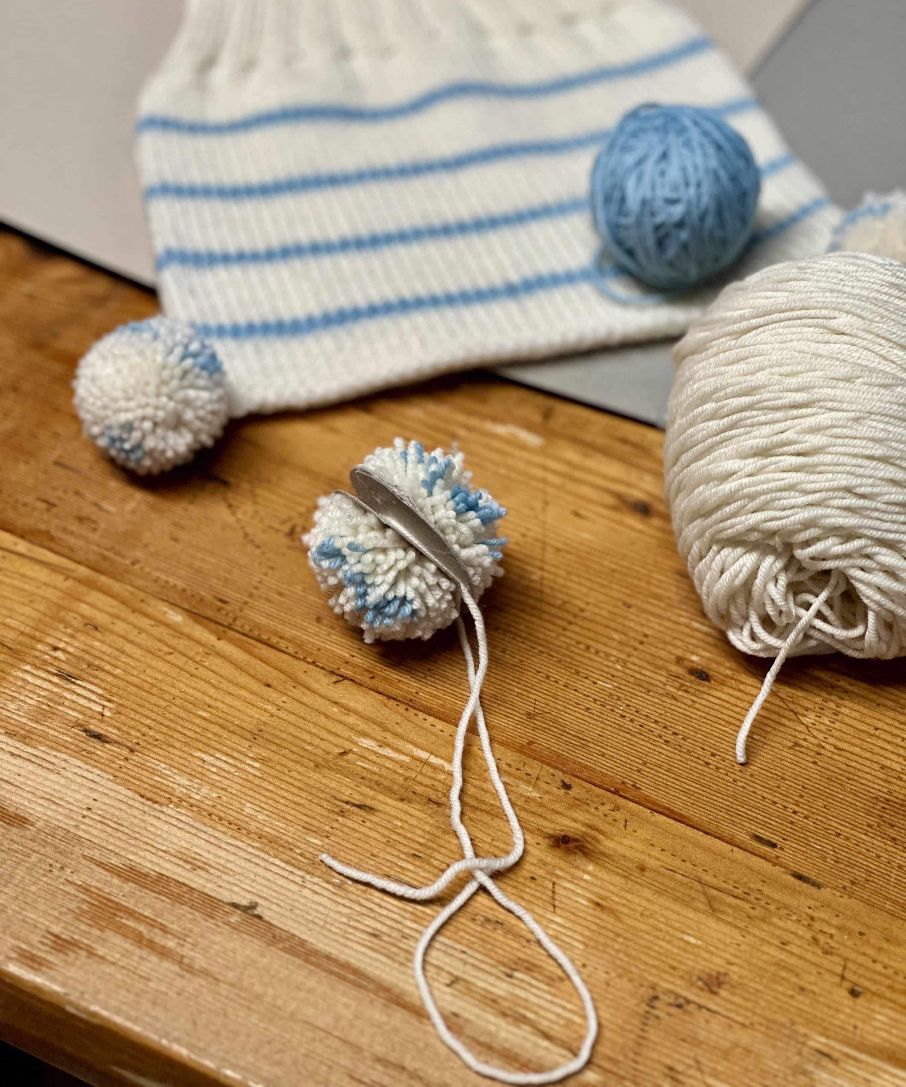 Bommel für weiß blaue Mütze herstellen