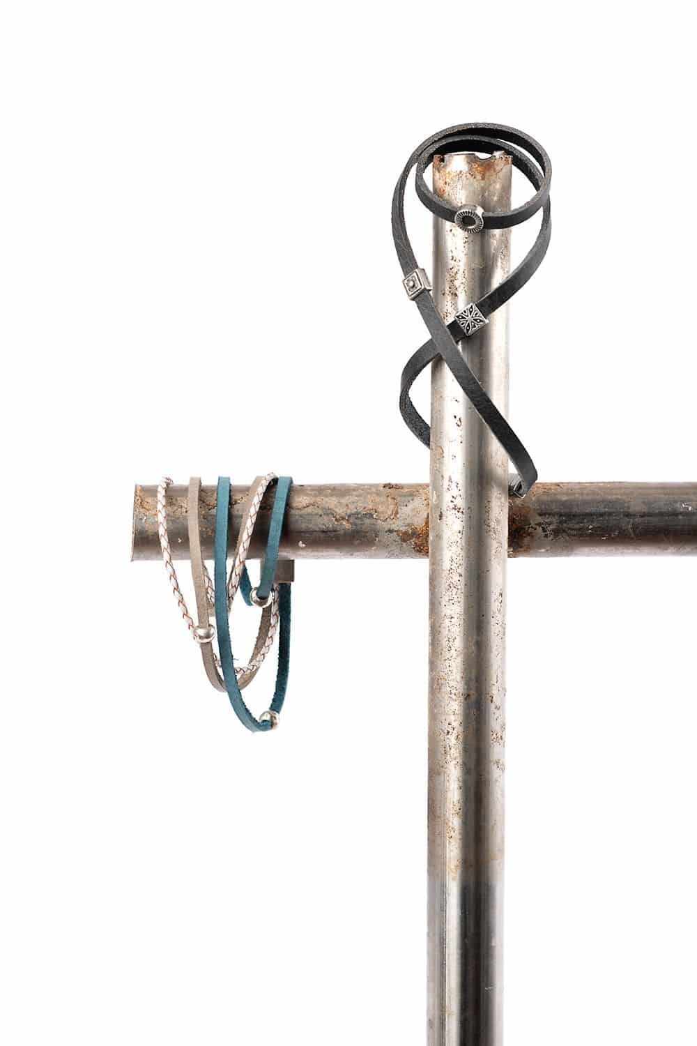 Lederarmbänder auf Metallstange