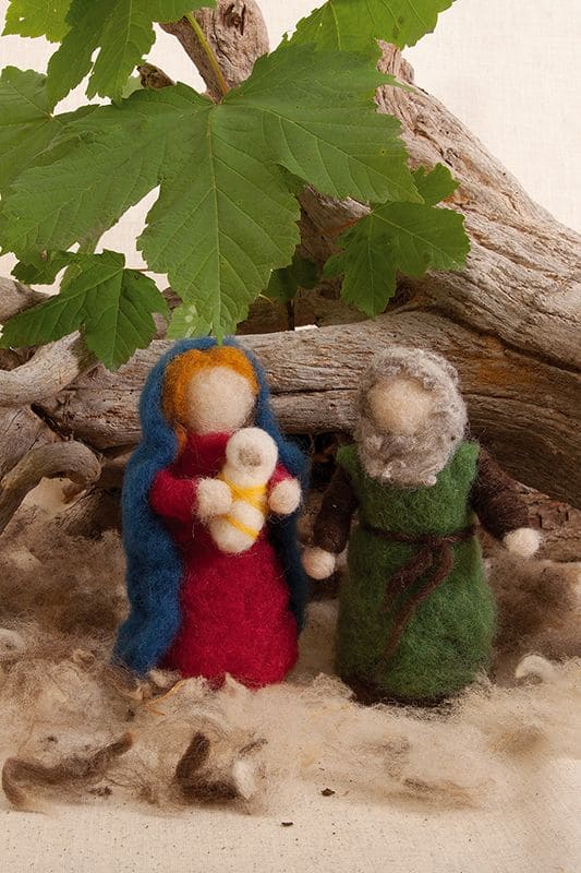 selbstgemacht Krippenfiguren aus Finkhof Bastelpackung mit bio Wolle (kbT) in natürlicher Umgebung