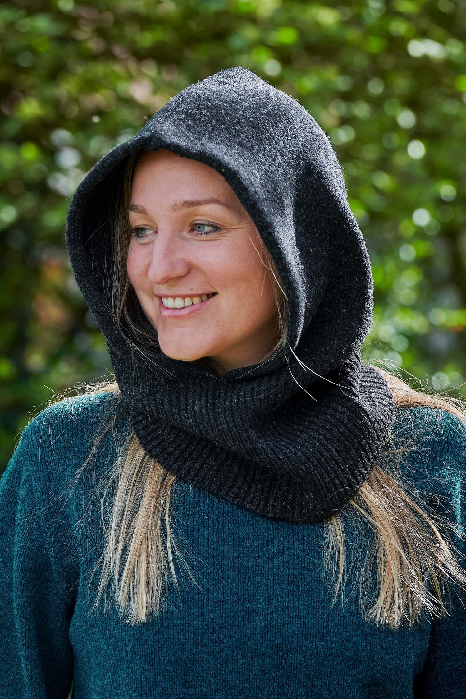 Finkhof-Schalmütze Balaclava anthrazit aus reiner Bio-Schurwolle Frau trägt eine dunkelgraue Balaclava vom Finkhof aus Bio-Schurwolle