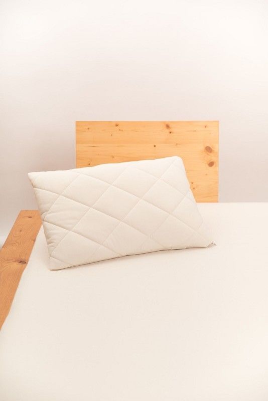 Steppkissen 40 x 60 cm weißes Steppkissen in 40x60cm aus bio Wolle (kbT) und bio Baumwolle (kbA) vom Finkhof auf hellbraunem Bett
