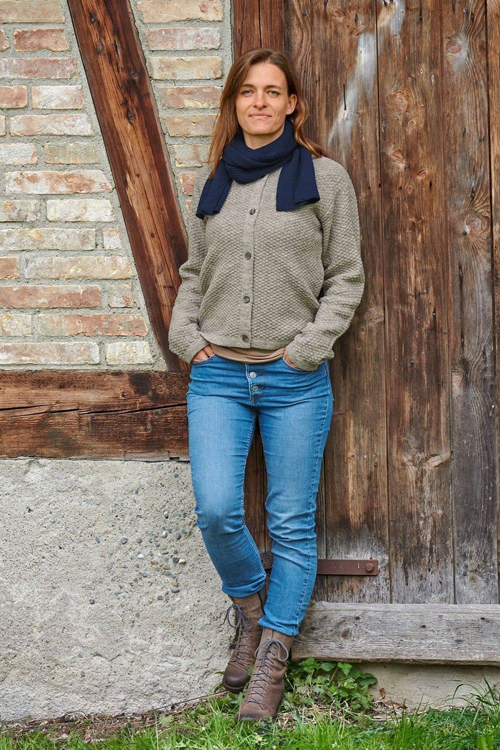 Frau mit graur Strickjacke trägt marineblauen Strickschal aus bio Wolle (kbT) vom Finkhof