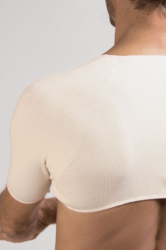 Schulterwärmer Nahaufnahme von Männerschulter mit Schulterwärmer aus bio Wolle (kbT) und Seide