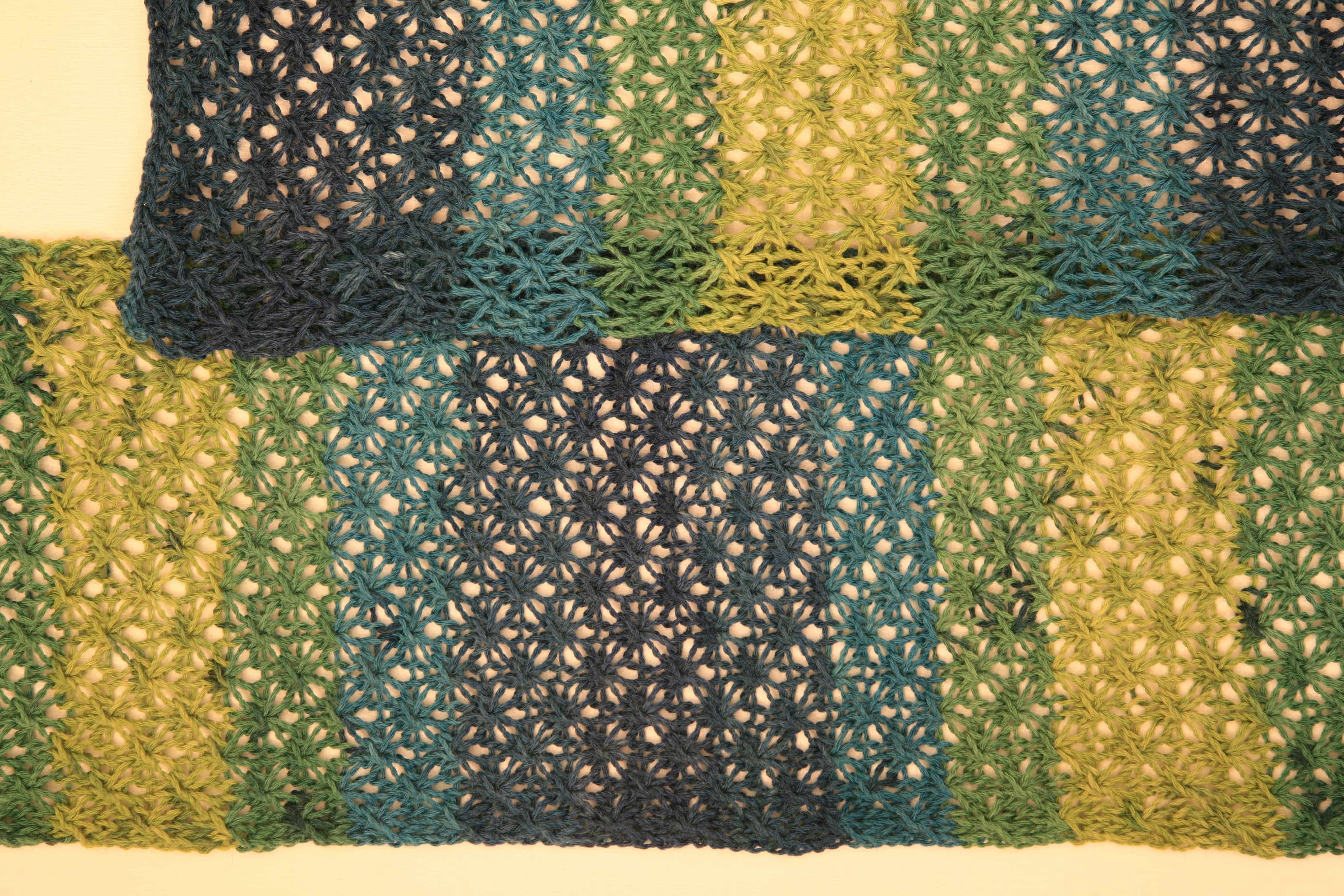 Sternenschal ausgebreitet in Blau - und Grüntönen