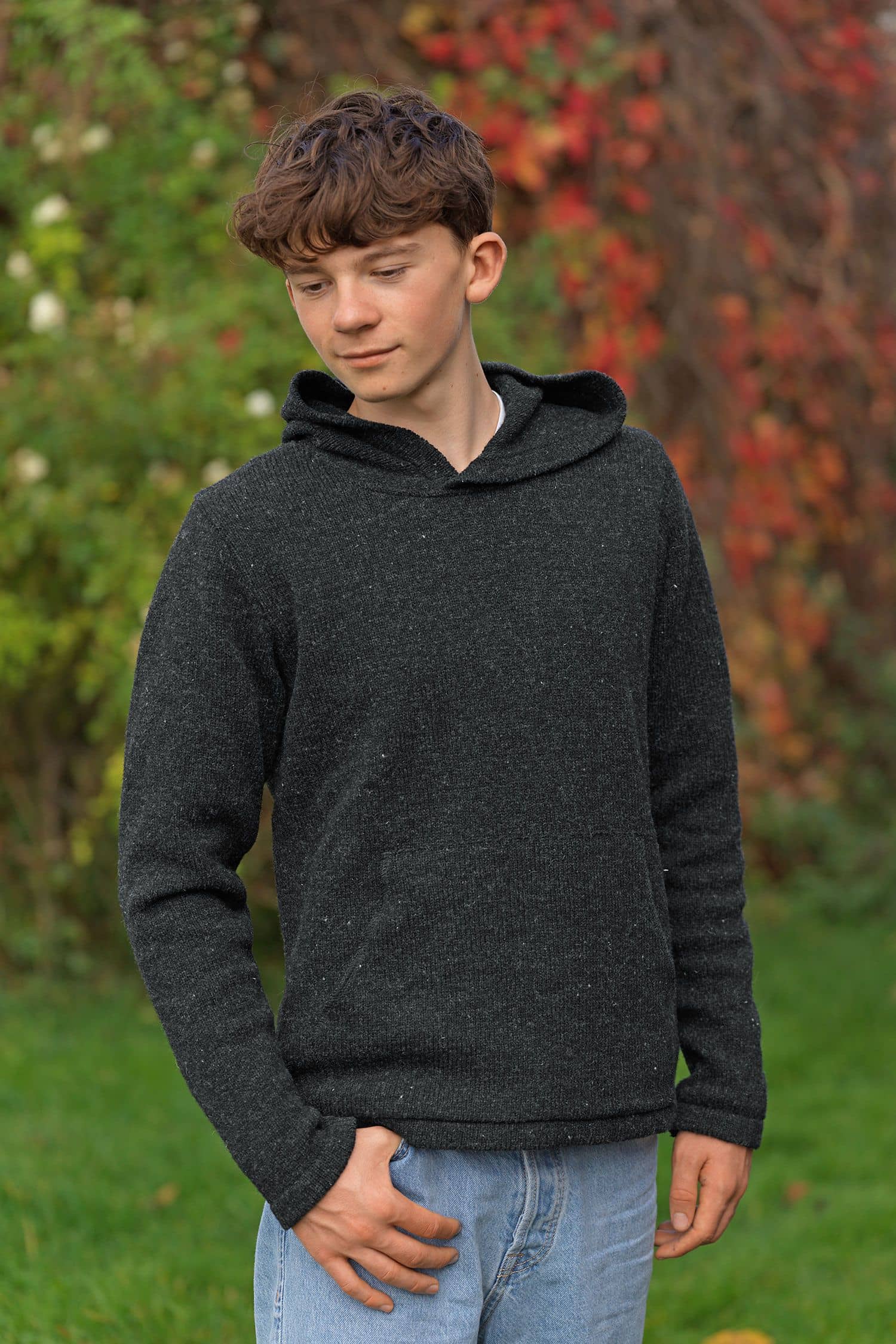 Junge trägt dunkelgrauen Hoodie aus bio Merinowolle (kbT) vom Finkhof