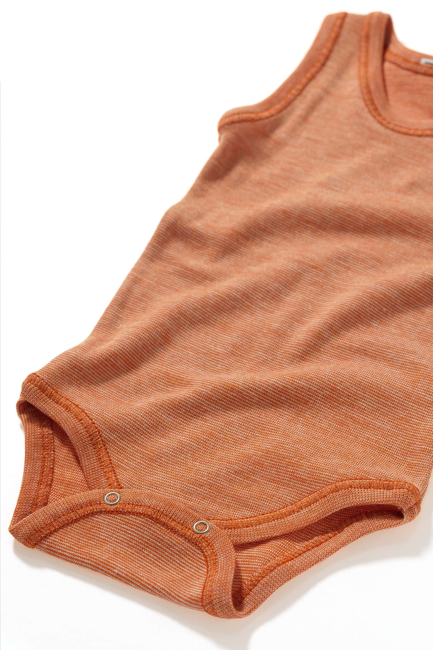 Orangemelierter Babybody aus Bio-Baumwolle, Bio-Merinowolle und Seide