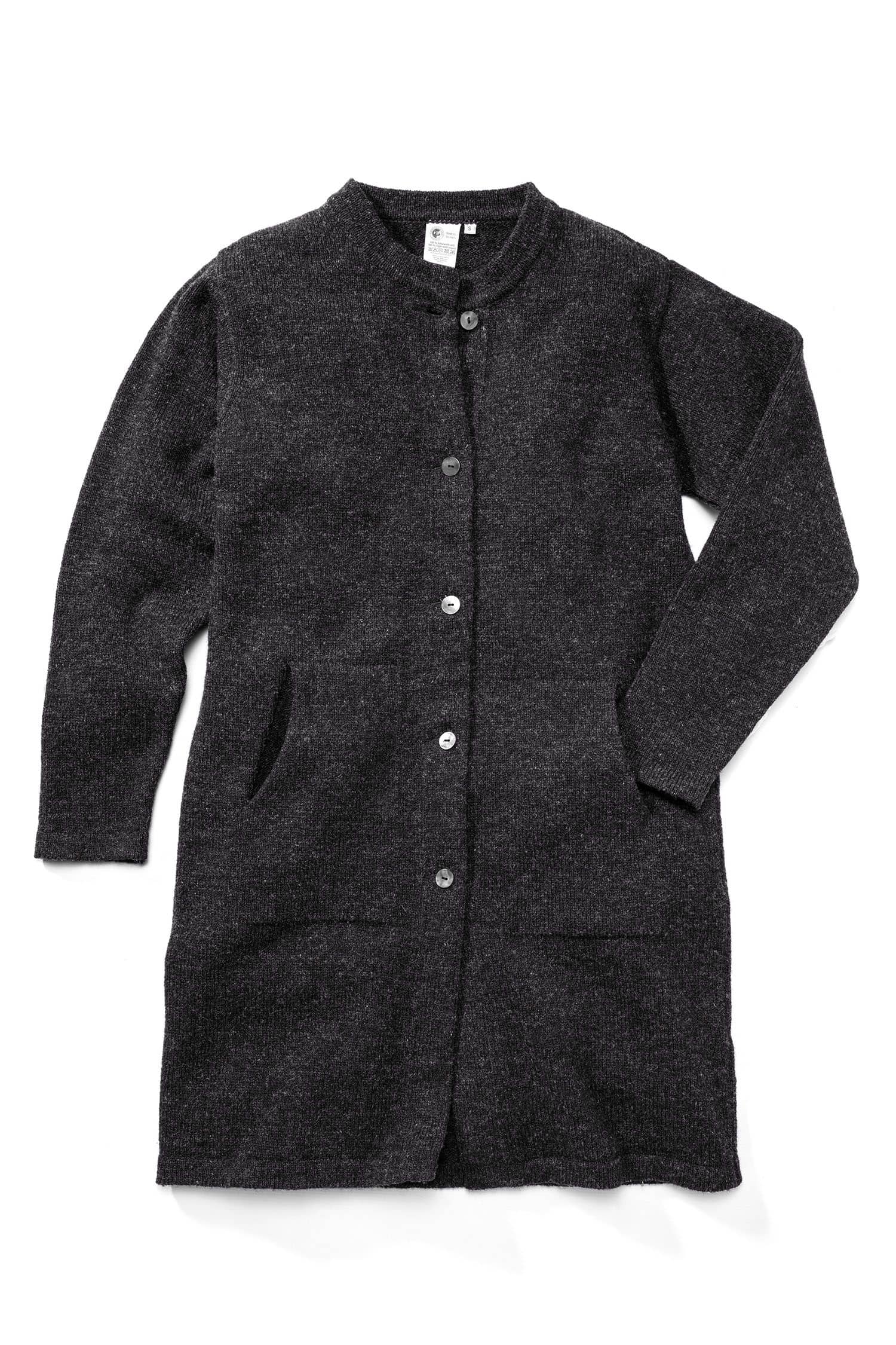 anthrazitgrauer Finkhof Strickmantel aus bio Wolle (kbT) vom Finkhof, Freisteller