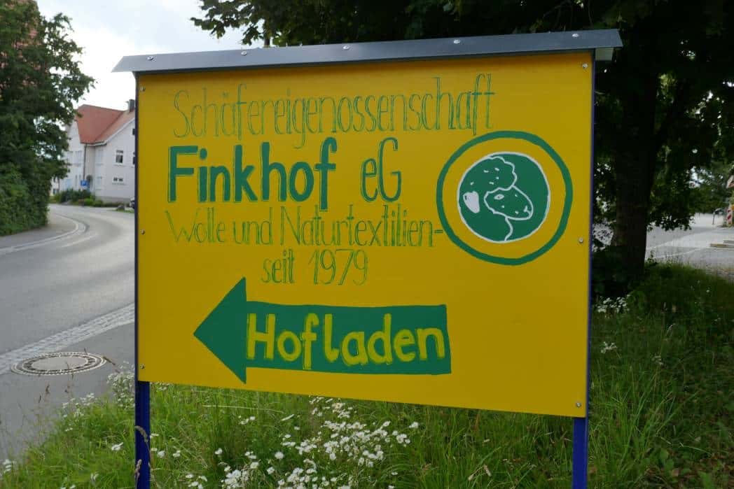 Schild zum Finkhof Hofladen in Arnach