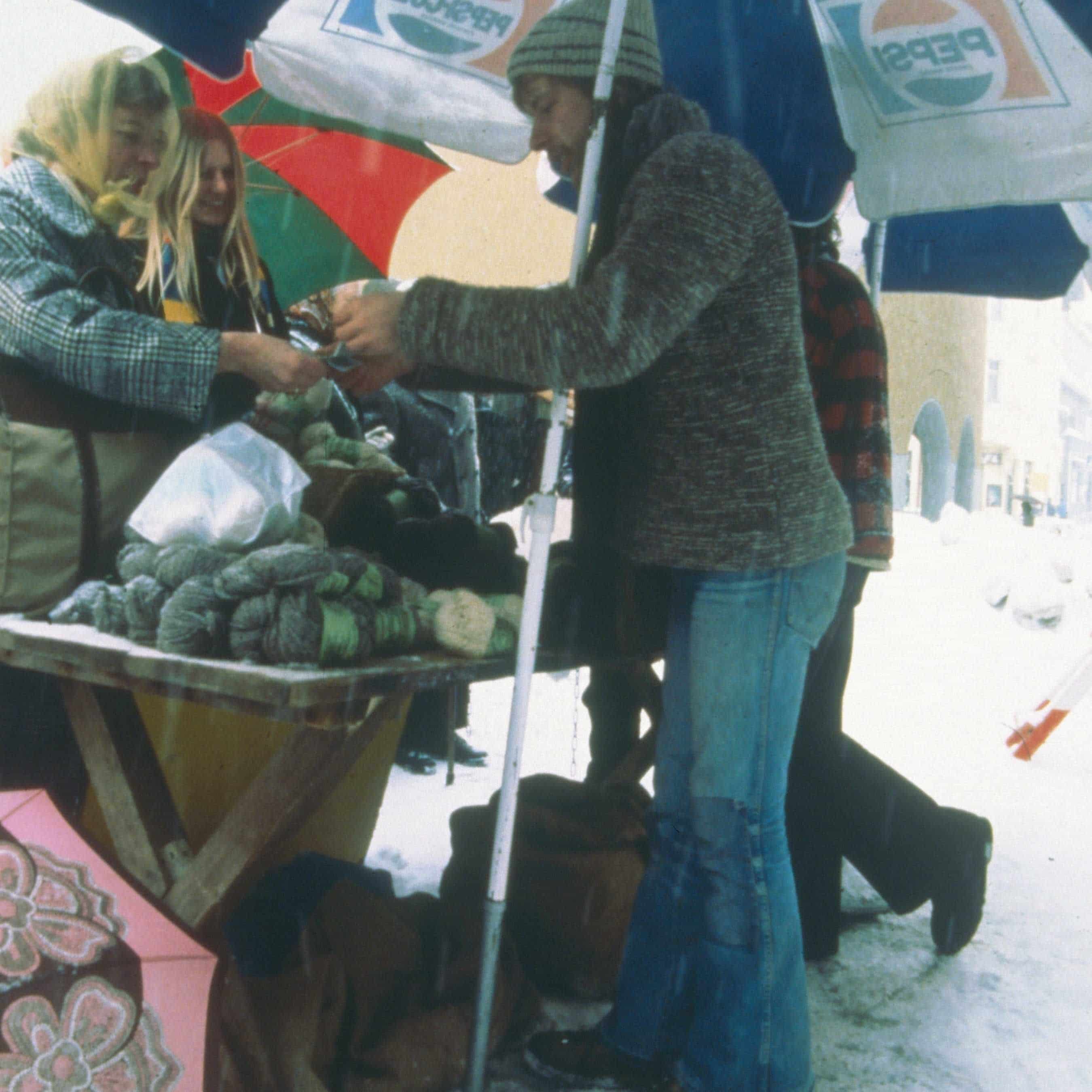 alter Finkhof Marktstand im Schnee