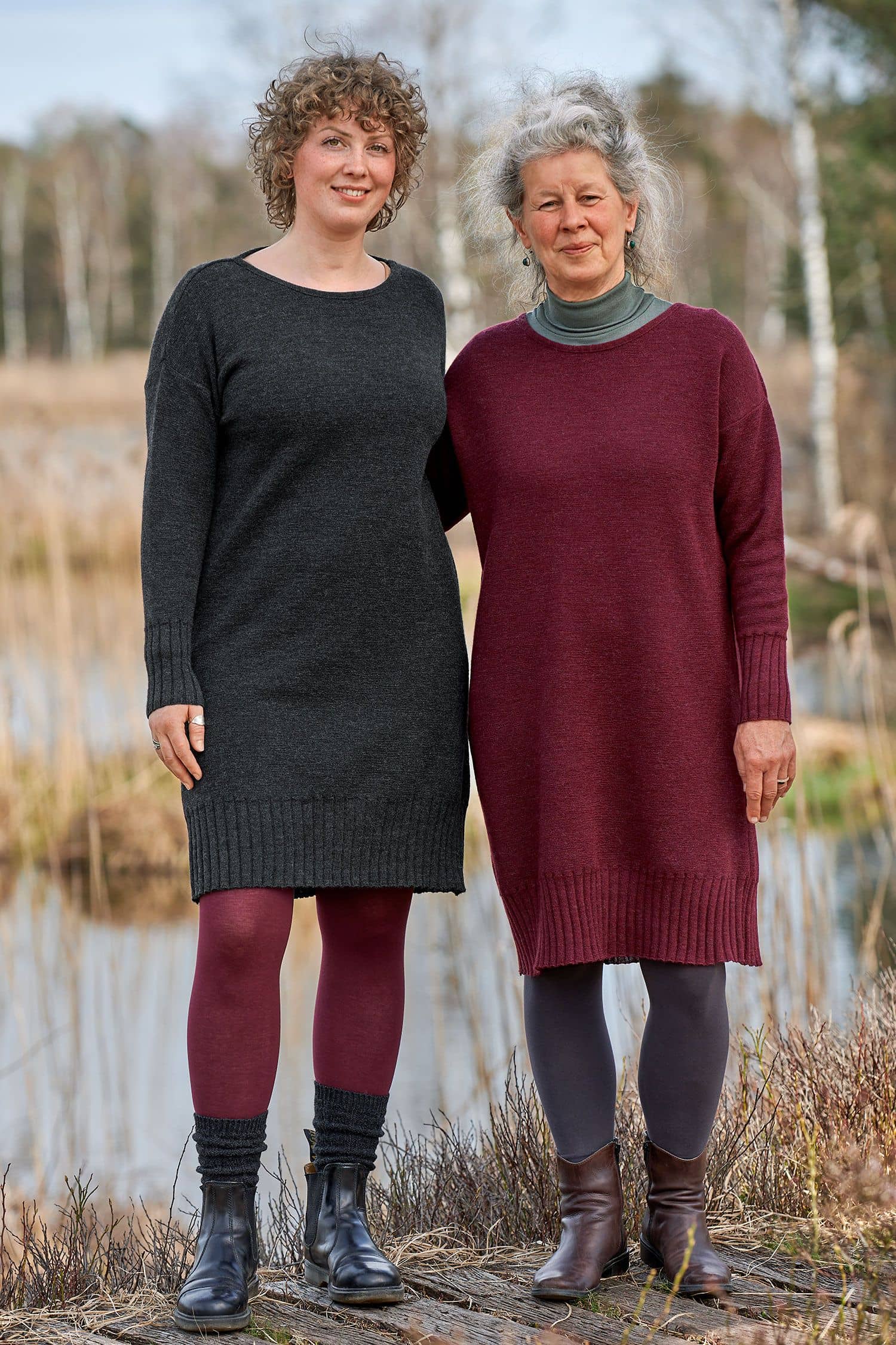 Strickkleid Edda Frauen auf Holzsteg tragen Strickkleid aus bio Wolle (kbT) in burgrunder und anthrazit