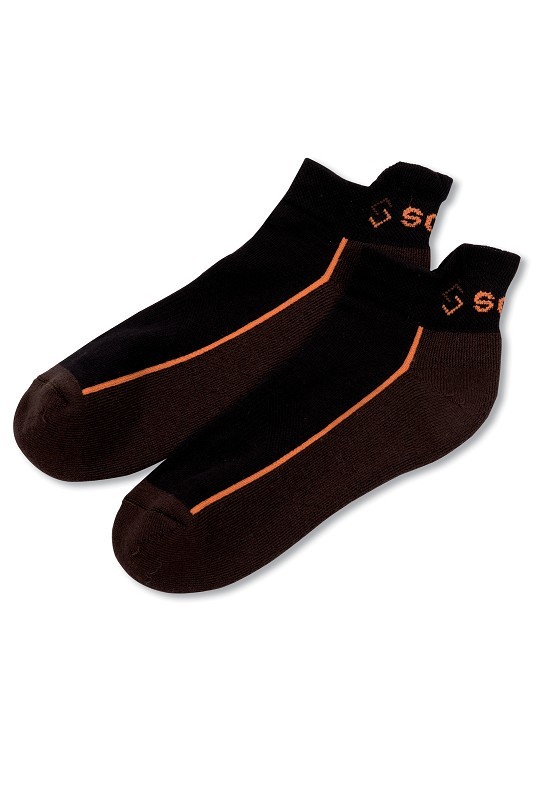 ein Paar kurze braune Sportsocken mit orangen Details aus bio Baumwolle (kbA), Polyamid und Elasthan, Freisteller