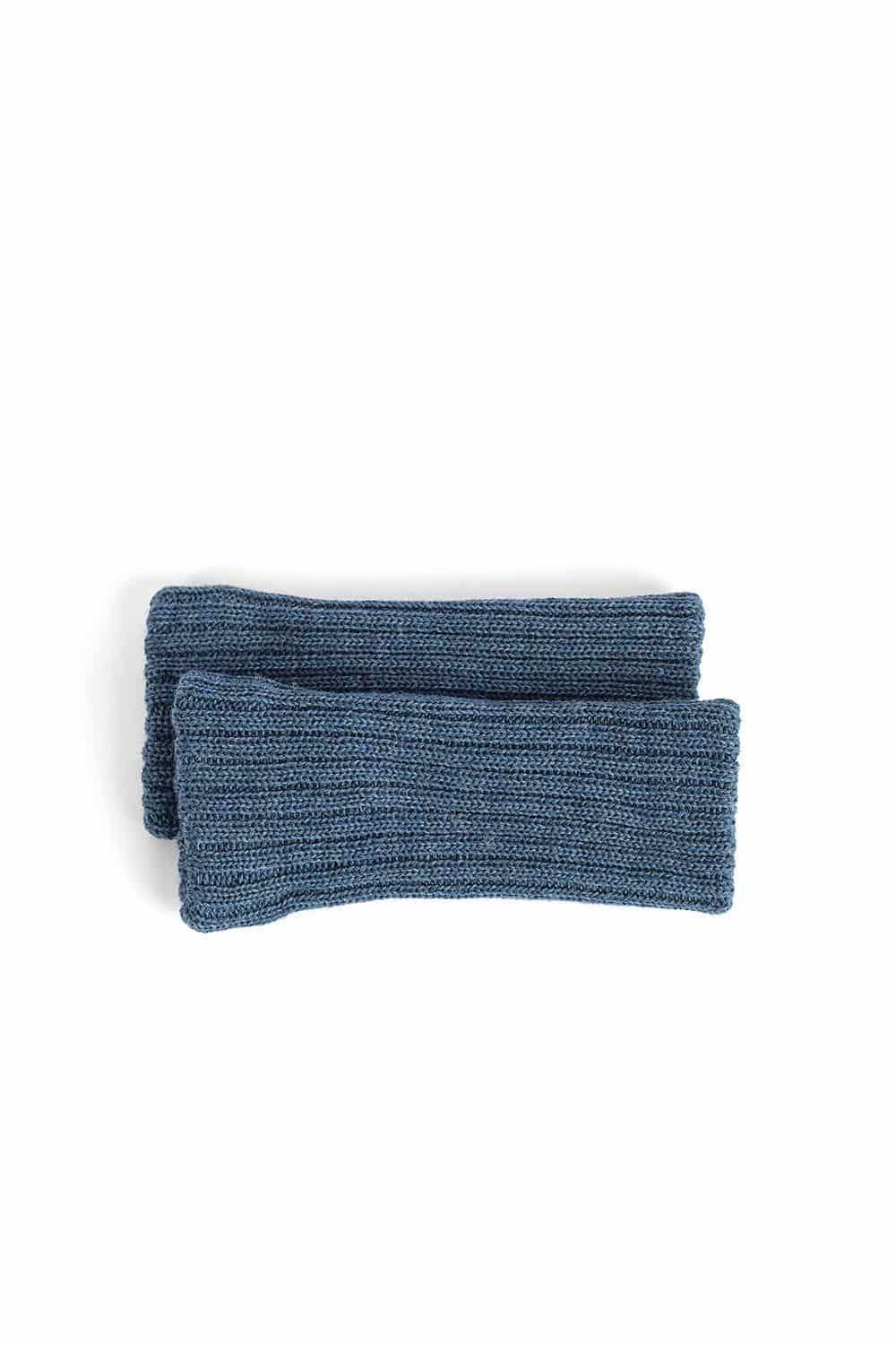 ein Paar jeansblaue Pulswärmer aus bio Wolle (kbT) vom Finkhof, Freisteller