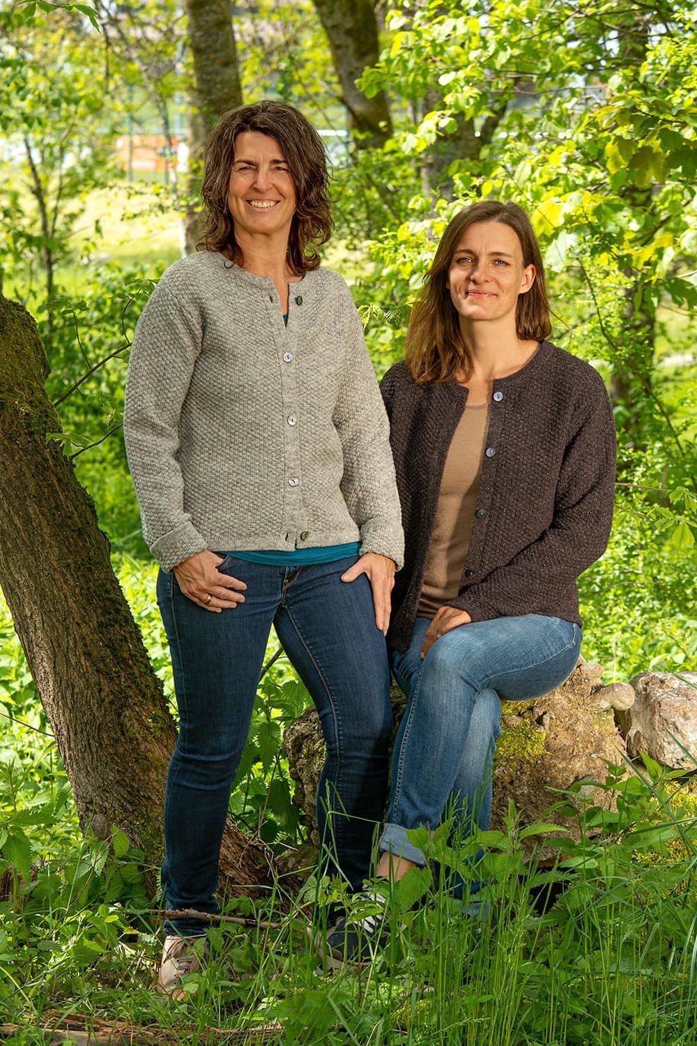 Finkhof-Strukturjacke Frauen tragen Jeans und die Finkhof Strukturjacke aus bio Wolle (kbT) in braun und grau