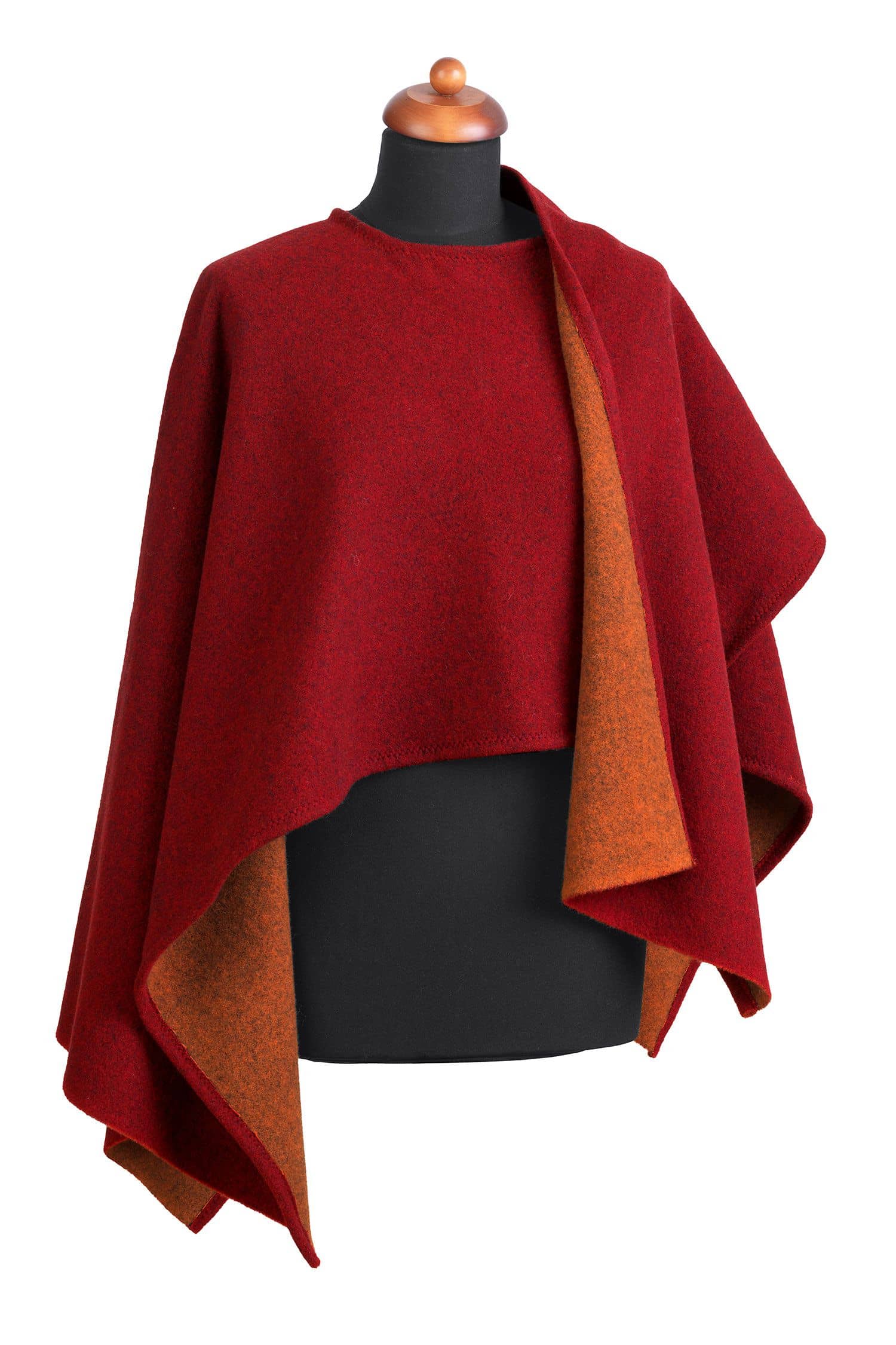 roter Poncho hängt auf Schneiderpuppe