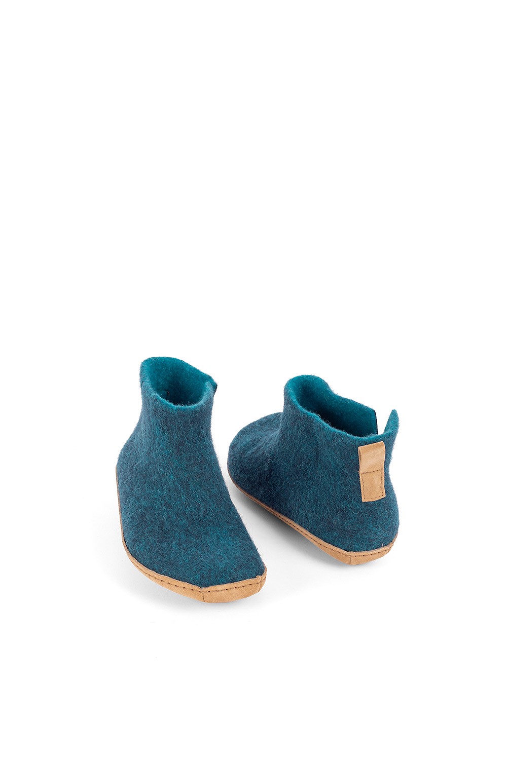 türkise Filzstiefel mit einer Sohle aus Rindsleder, Kork und Wolle, Freisteller von hinten und vorne