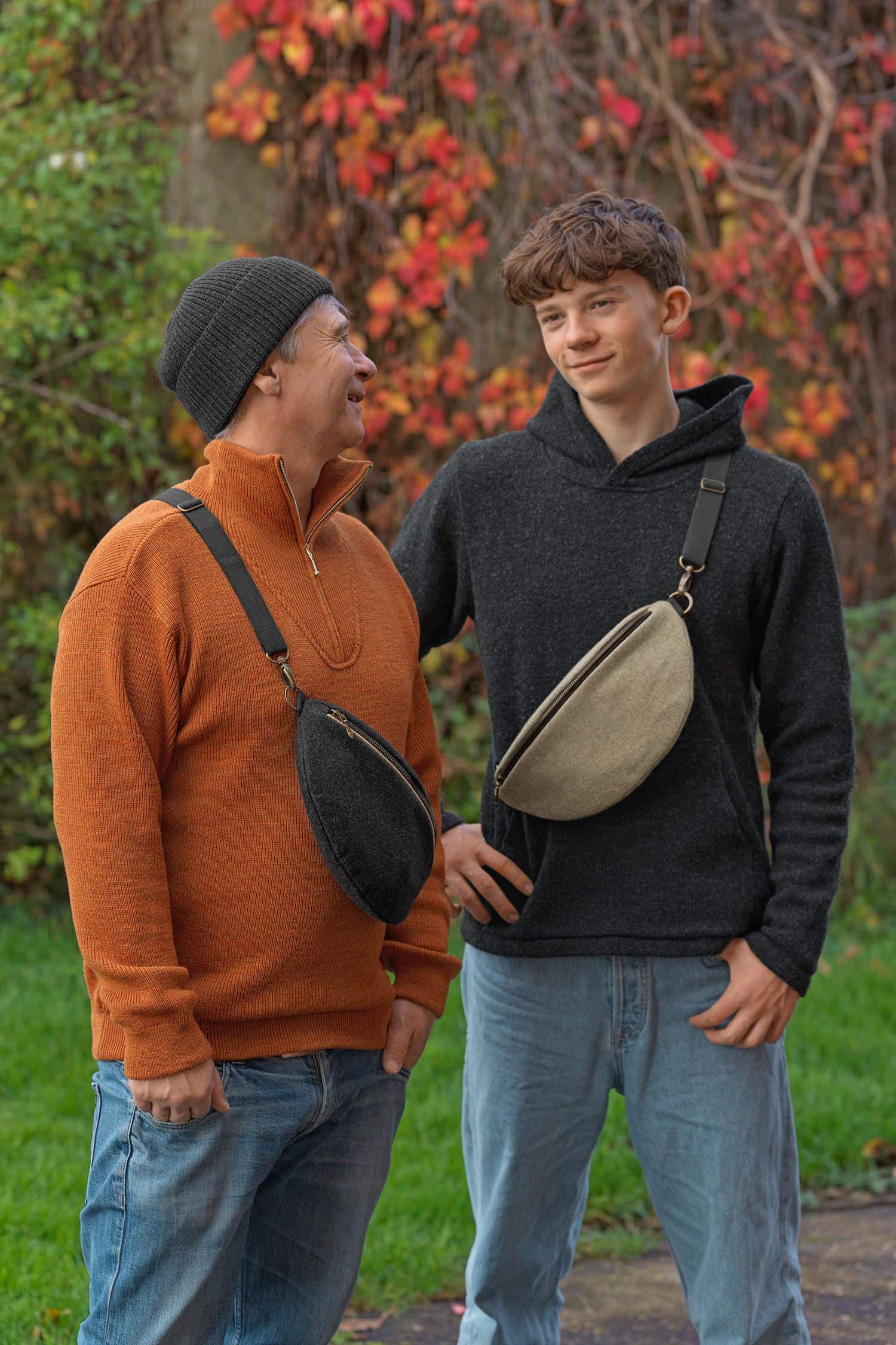 Männer tragen Pullis und Hüft- und Schultertaschen aus Loden (Webstoff aus Schurwolle) vom Finkhof