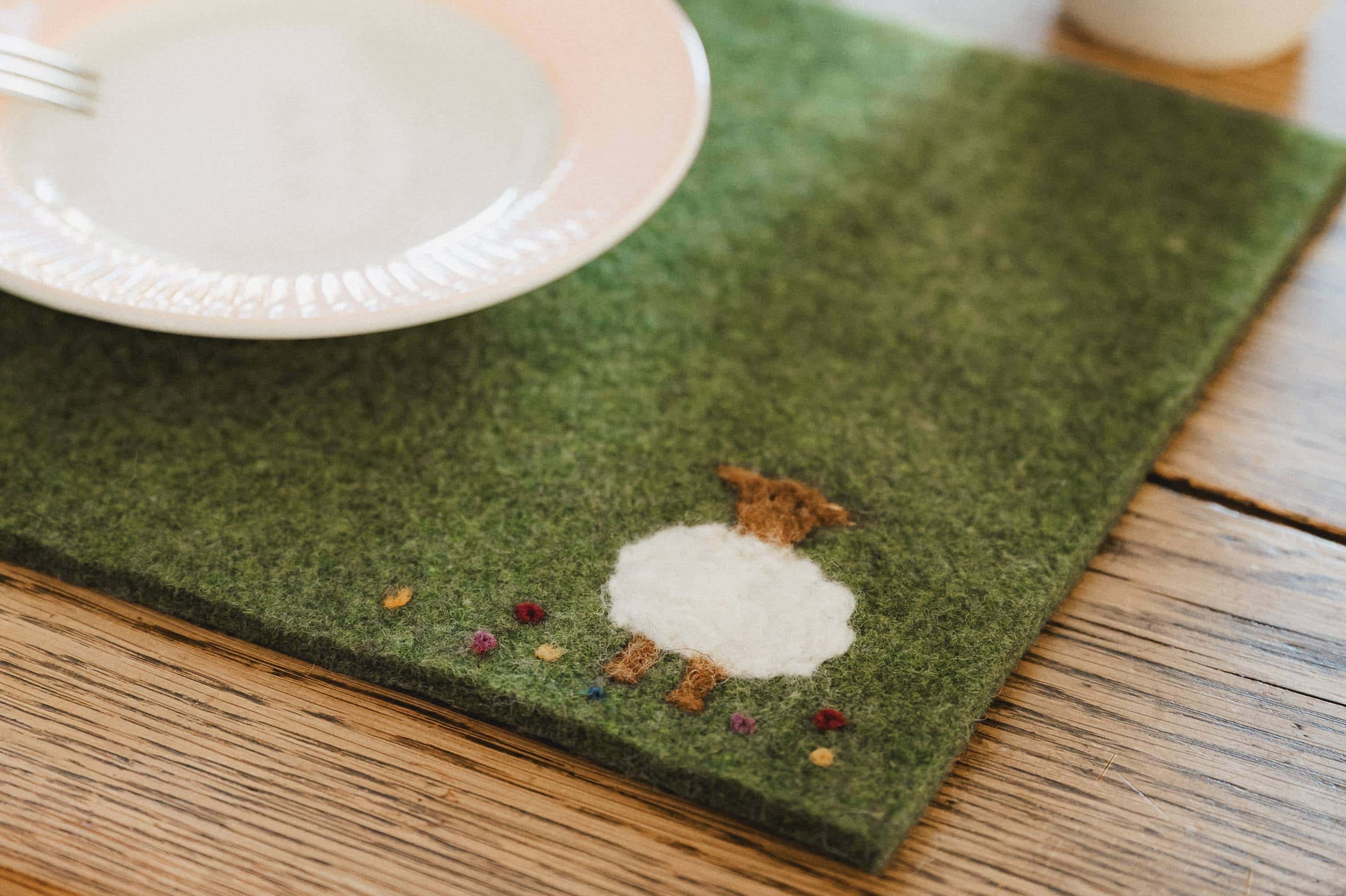 Bastelanleitung - Platz-Set aus Nadelfilz Grüner Finkhof Nadelfilz mit aufgefilztem Schaf als Tisch-Set
