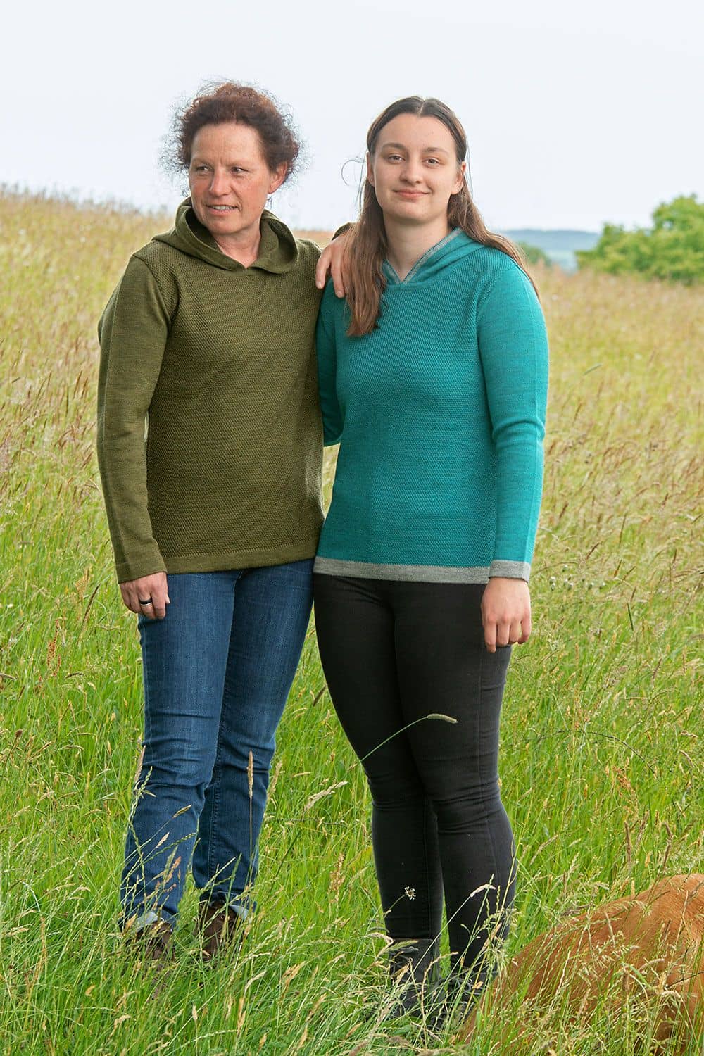 Kapuzenpulli Frauen auf Wiese tragen farbige Finkhof Kapuzenpullis aus bio Wolle (kbT)