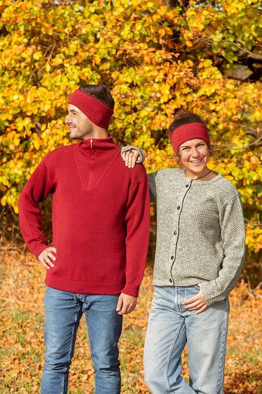 Mann mit rotem Zipper und Frau mit grauer Weste tragen warme rote Finkhof Stirnbänder aus bio Wolle (kbT)