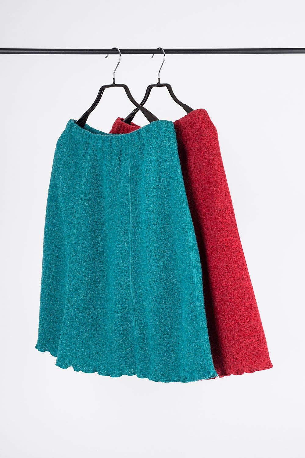 Rock Swing Rock Swing aus bio Wolle (kbT) hängt in türkis und rot auf Kleiderstange