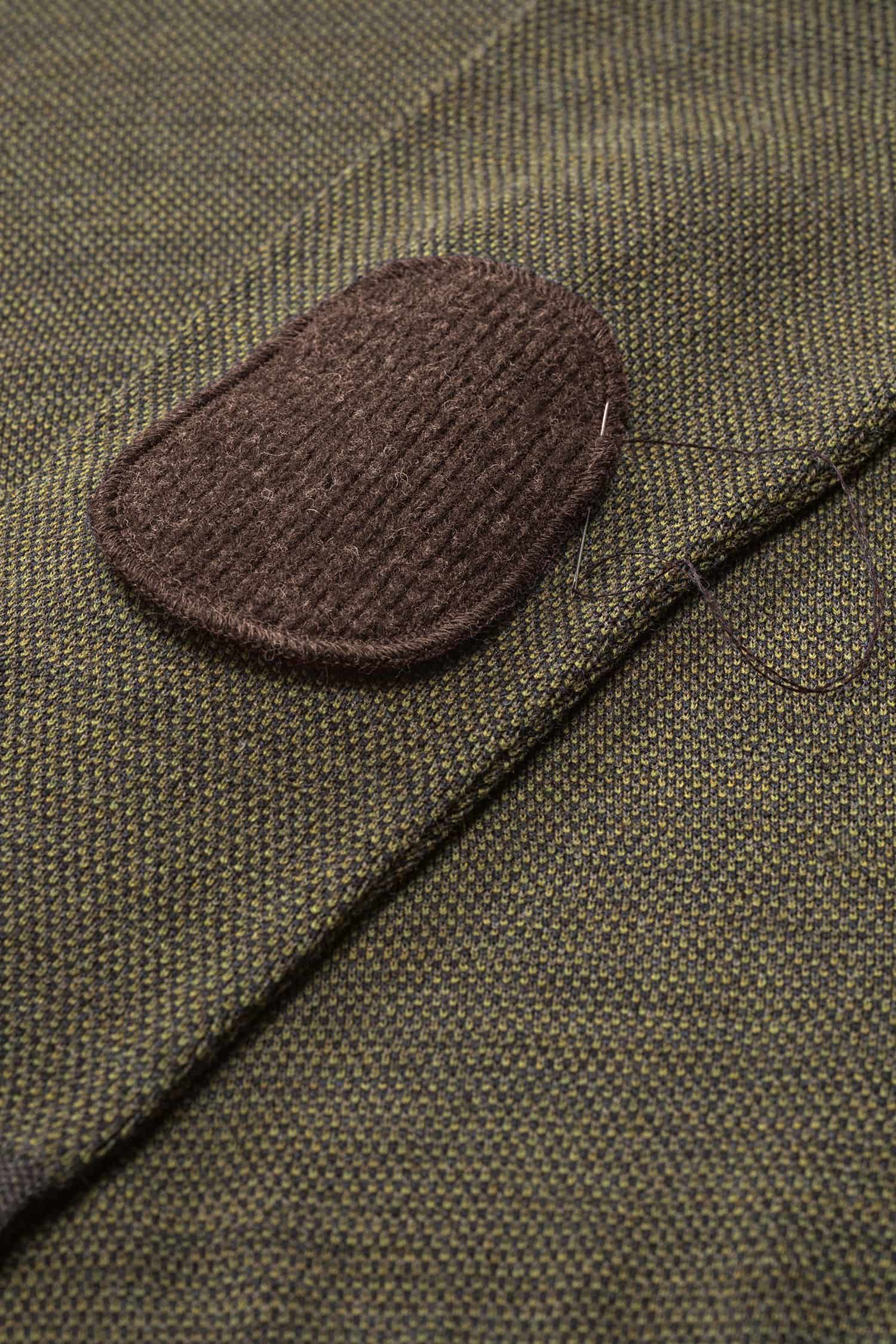 brauner Ellenbogenpatch aus bio Wolle (kbT) vom Finkhof wird auf Pulli genäht